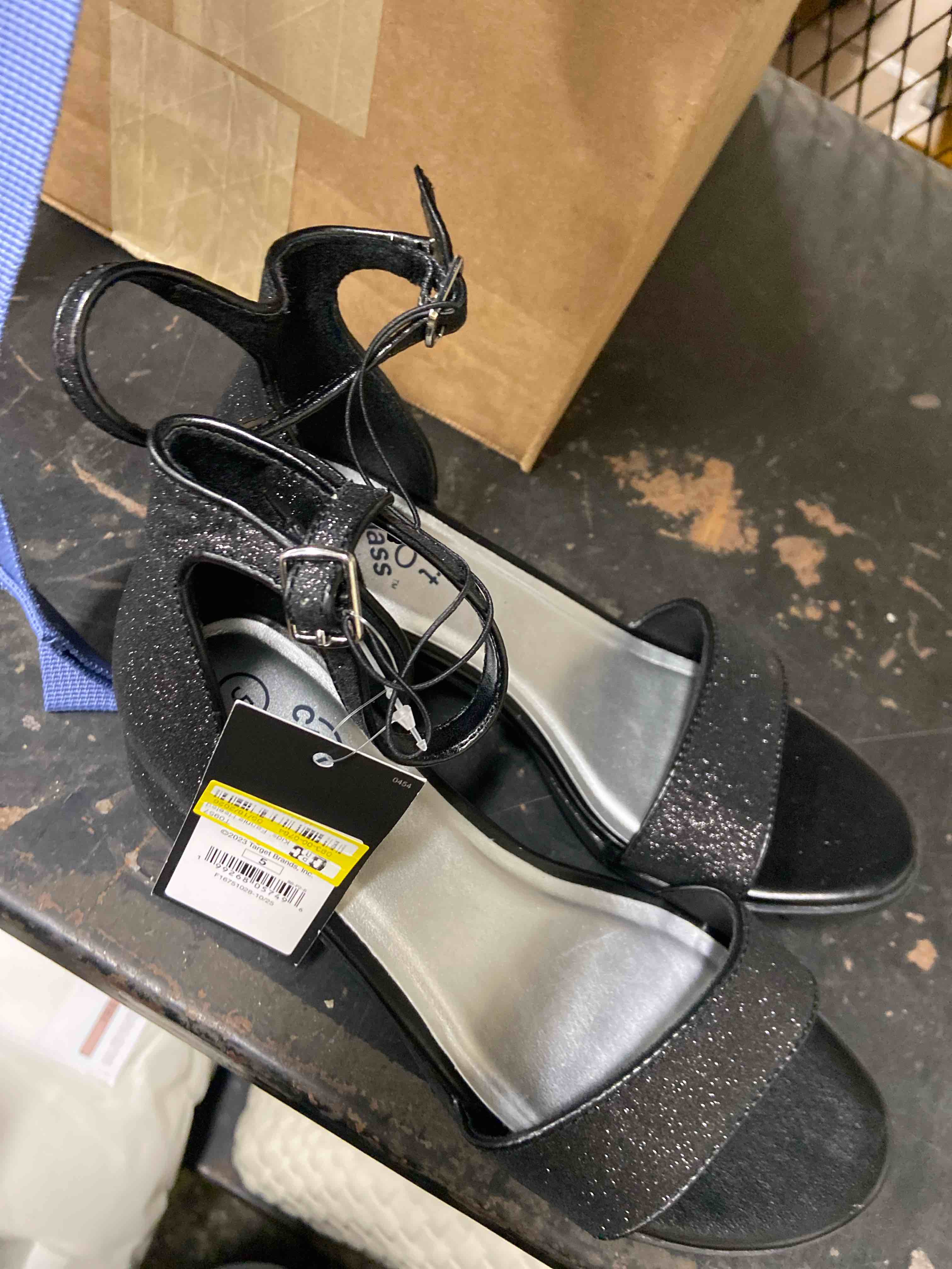 Condition photo showing New/Like New for kids' fannie heeled sandals - art class™ black 5