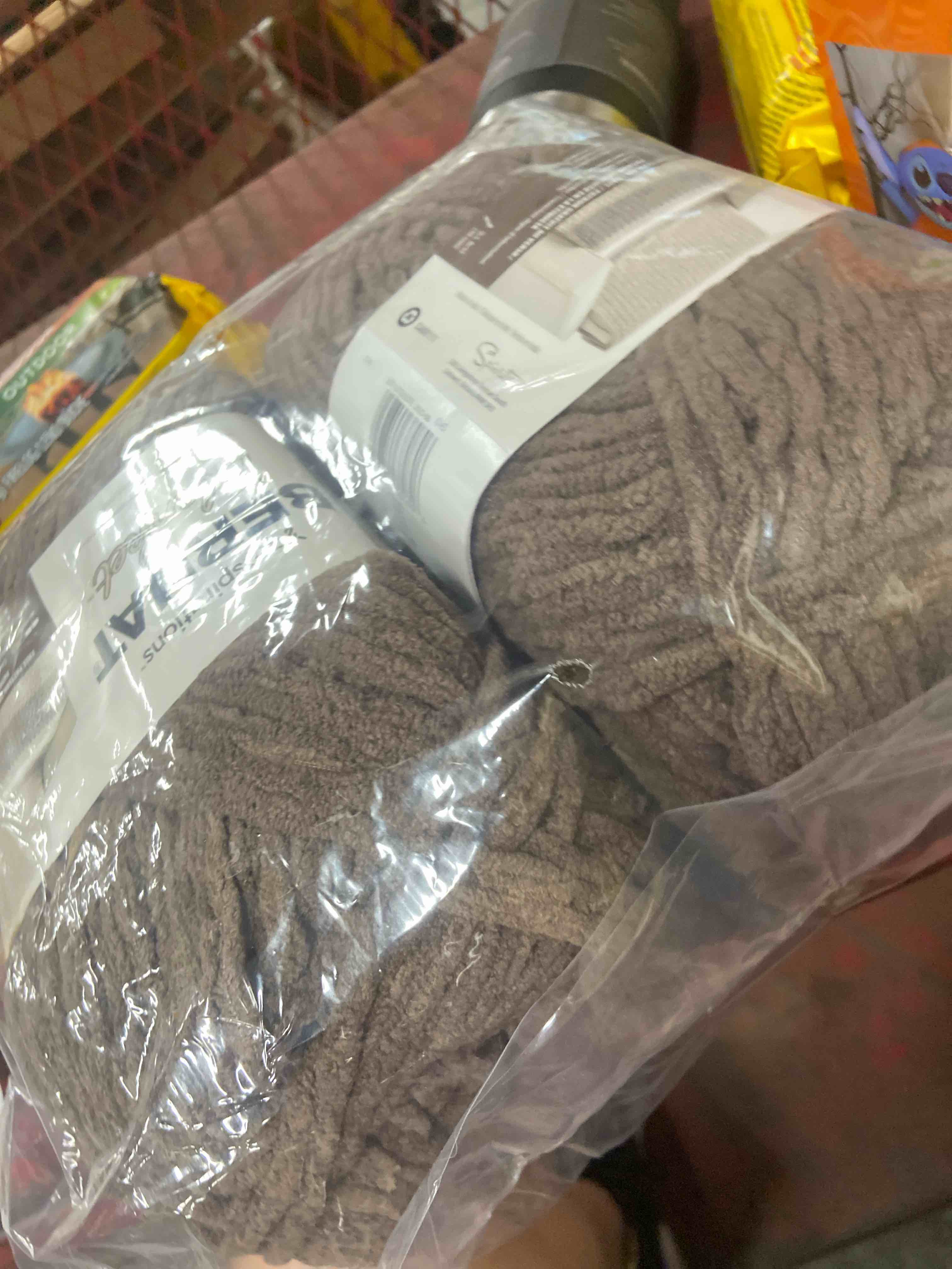 Condition photo showing New/Like New for bernat blanket 6 super bulky polyester yarn taupe 10.5oz/300g 220 yards