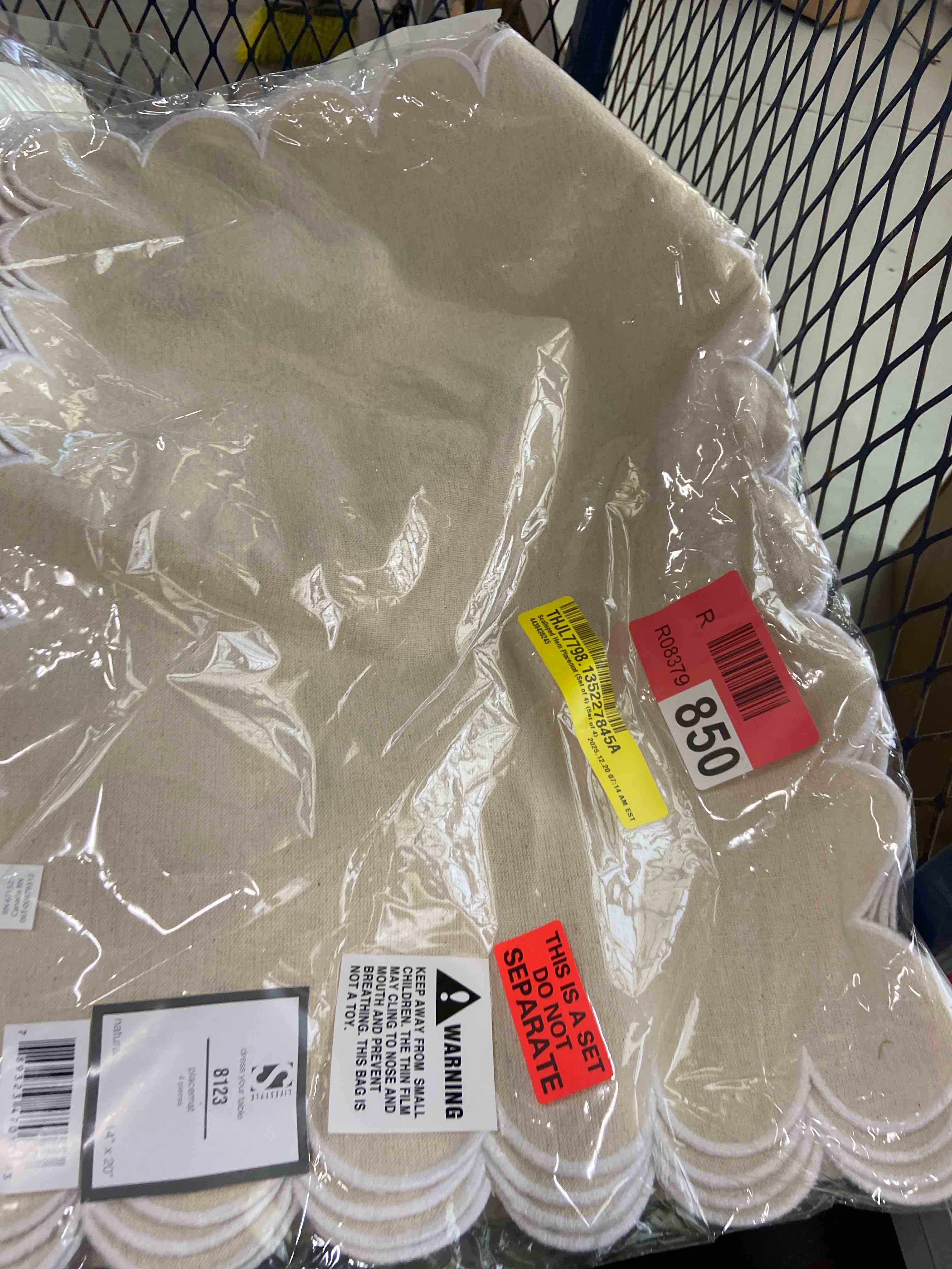 Condition photo showing New/Like New for scalloped hem placemat (set of 4)