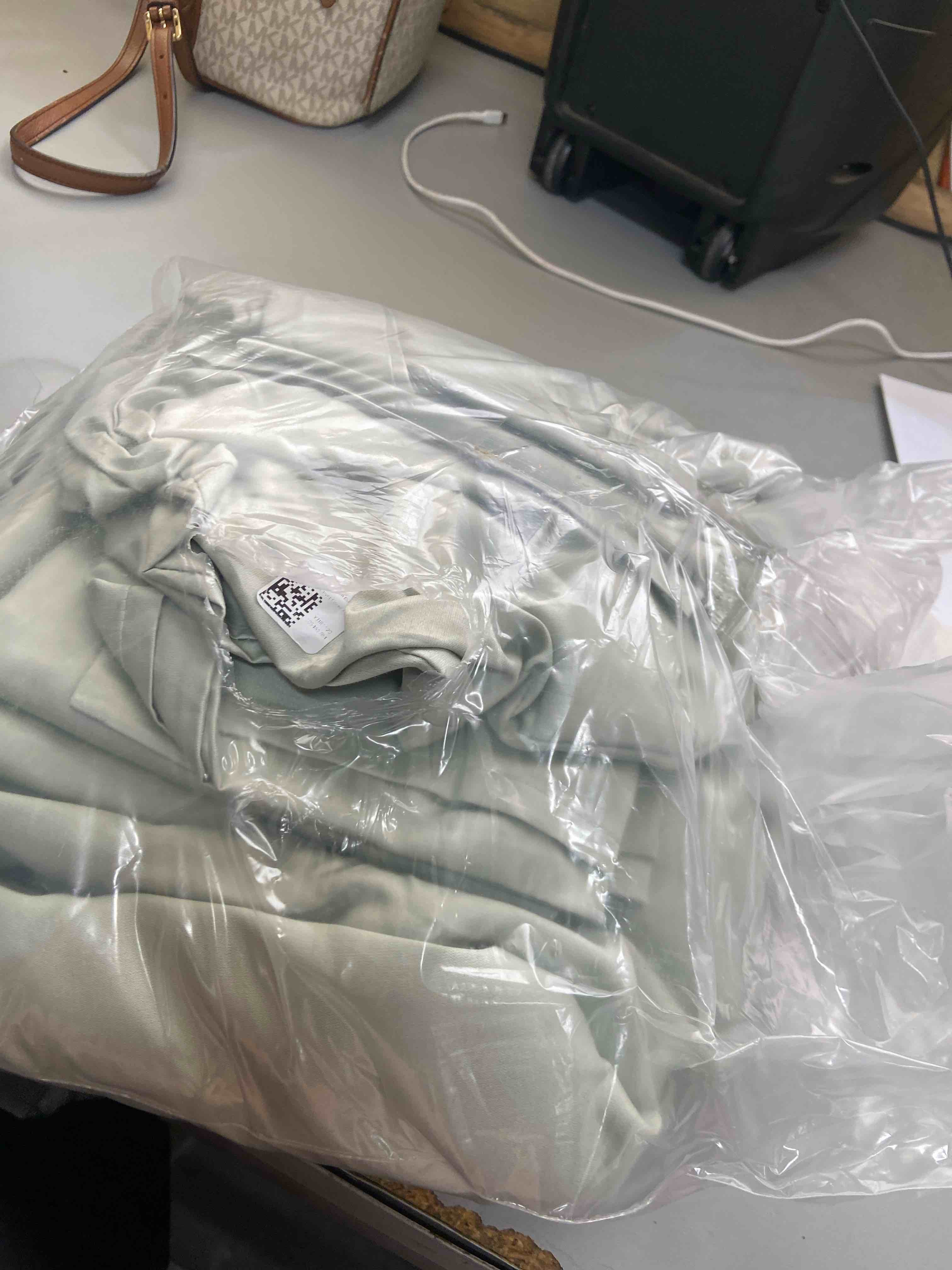 Condition photo showing New/Like New for california design den hotel luxury 3 piece duvet cover set - 100% cotton duvet cover, king size ivory with button closure - long-staple combed cotton soft, silky & breathable set with 2 pillow shams