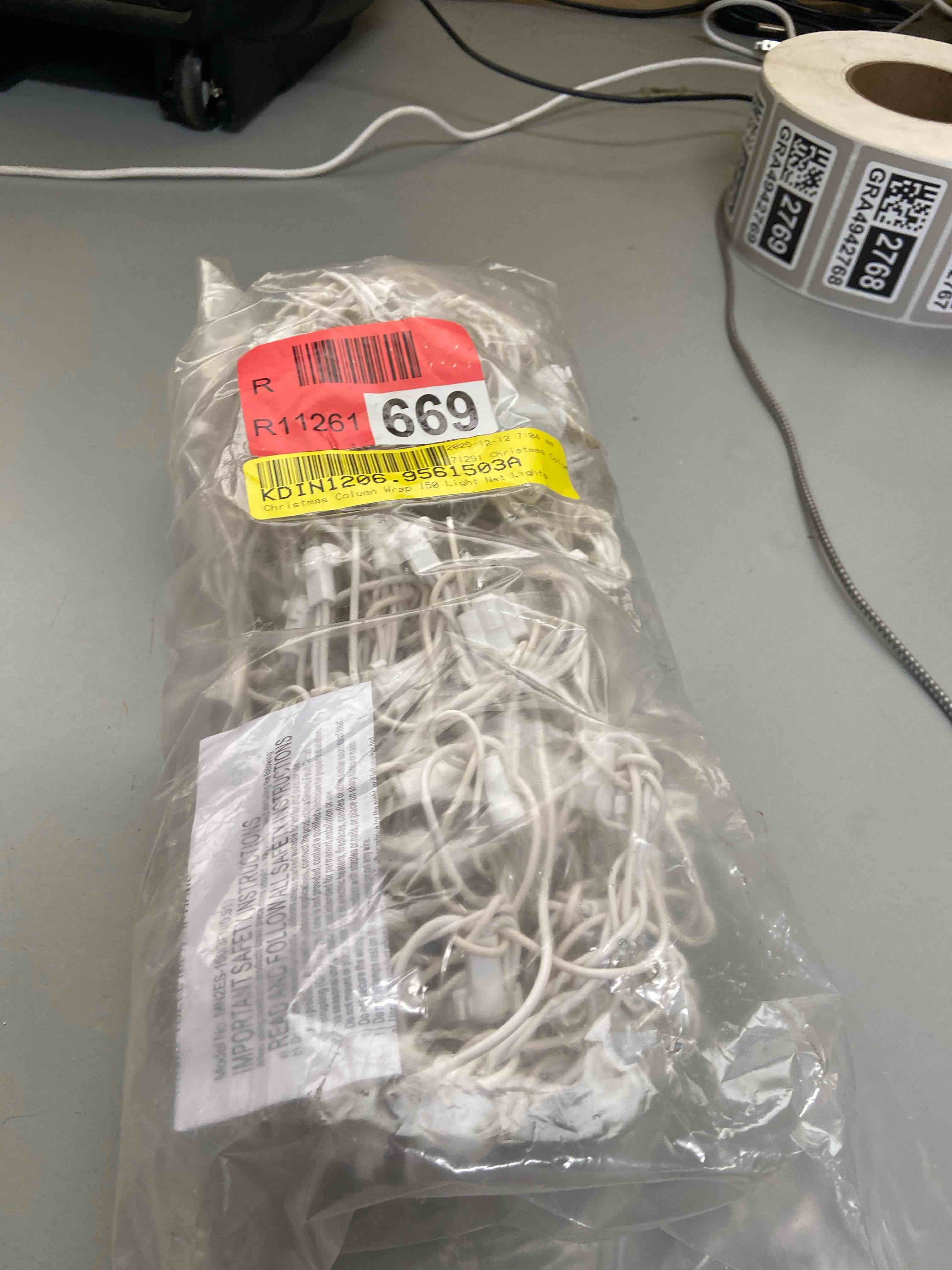Condition photo showing New/Like New for northlight led net style column wrap christmas lights - 2' x 8' - warm white - white wire