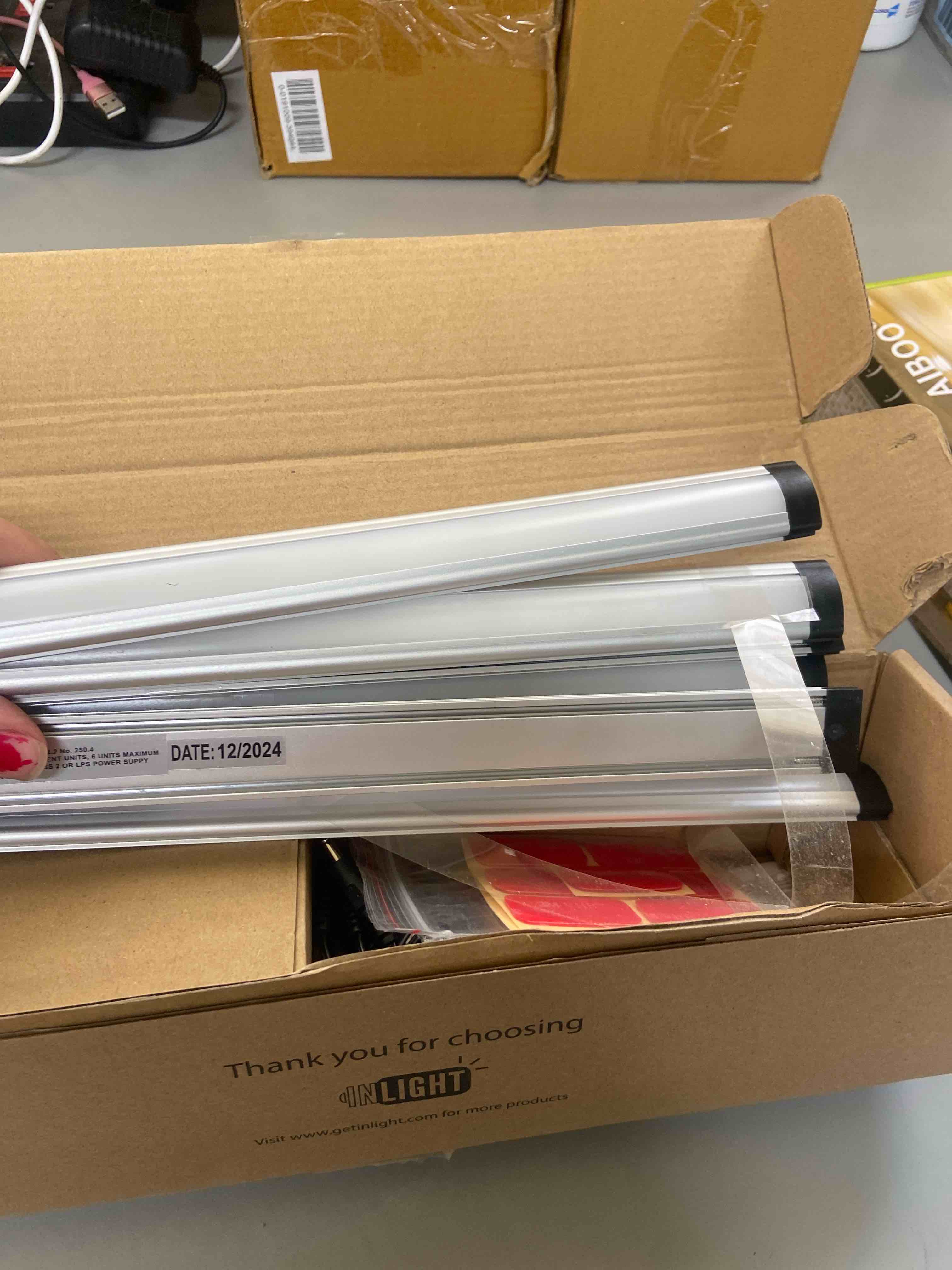 Condition photo showing New/Like New for inlight 12-inch plug-in led under counter lights for kitchen, day light 5000k, pack of 3, in-0110-23-sn-5k in-0110-23-sn-5k