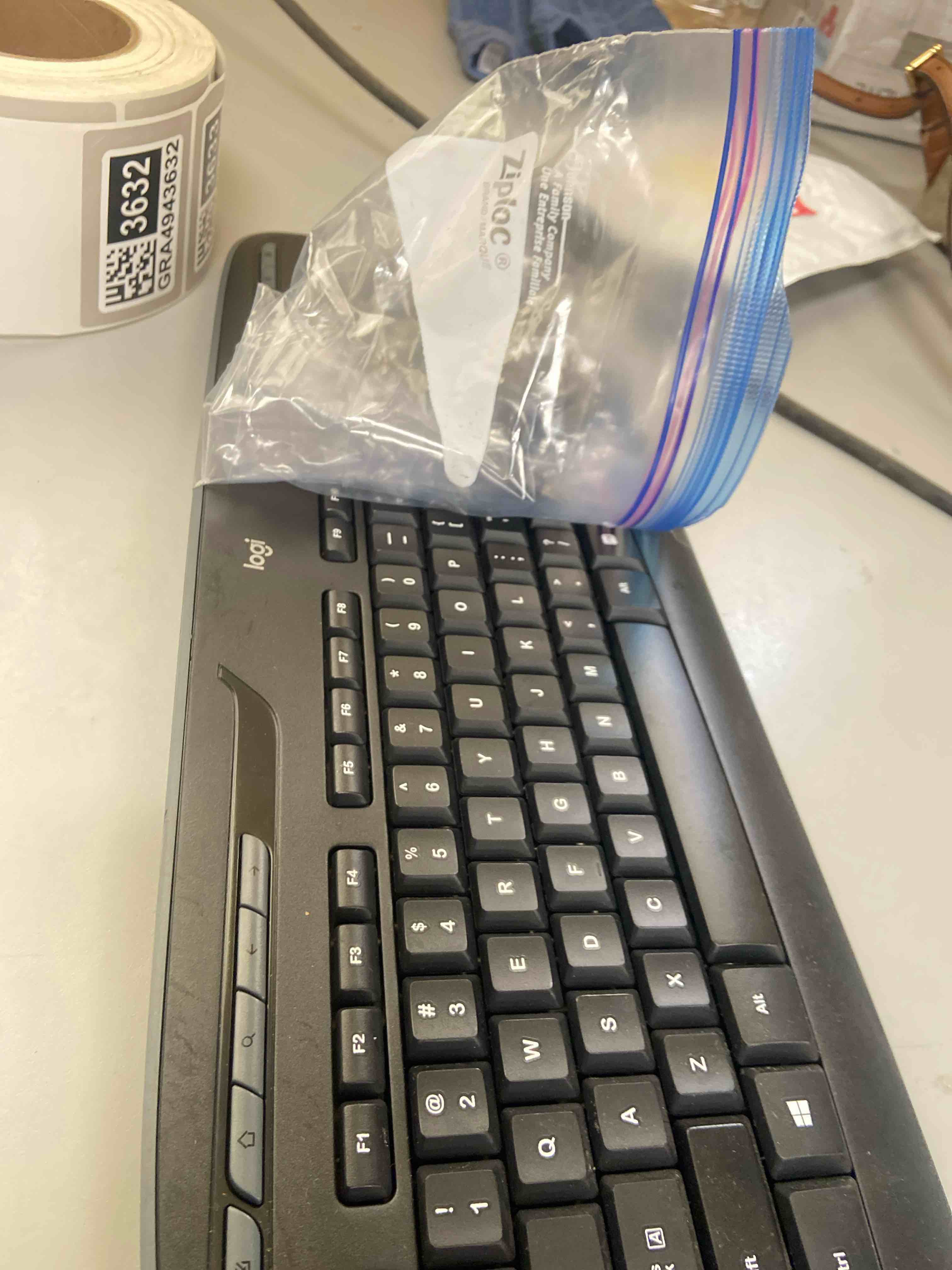 Condition photo showing New/Like New for logitech mk335 quiet wireless keyboard and mouse combo - black/silver keyboard and mouse combo wireless, ambidextrous