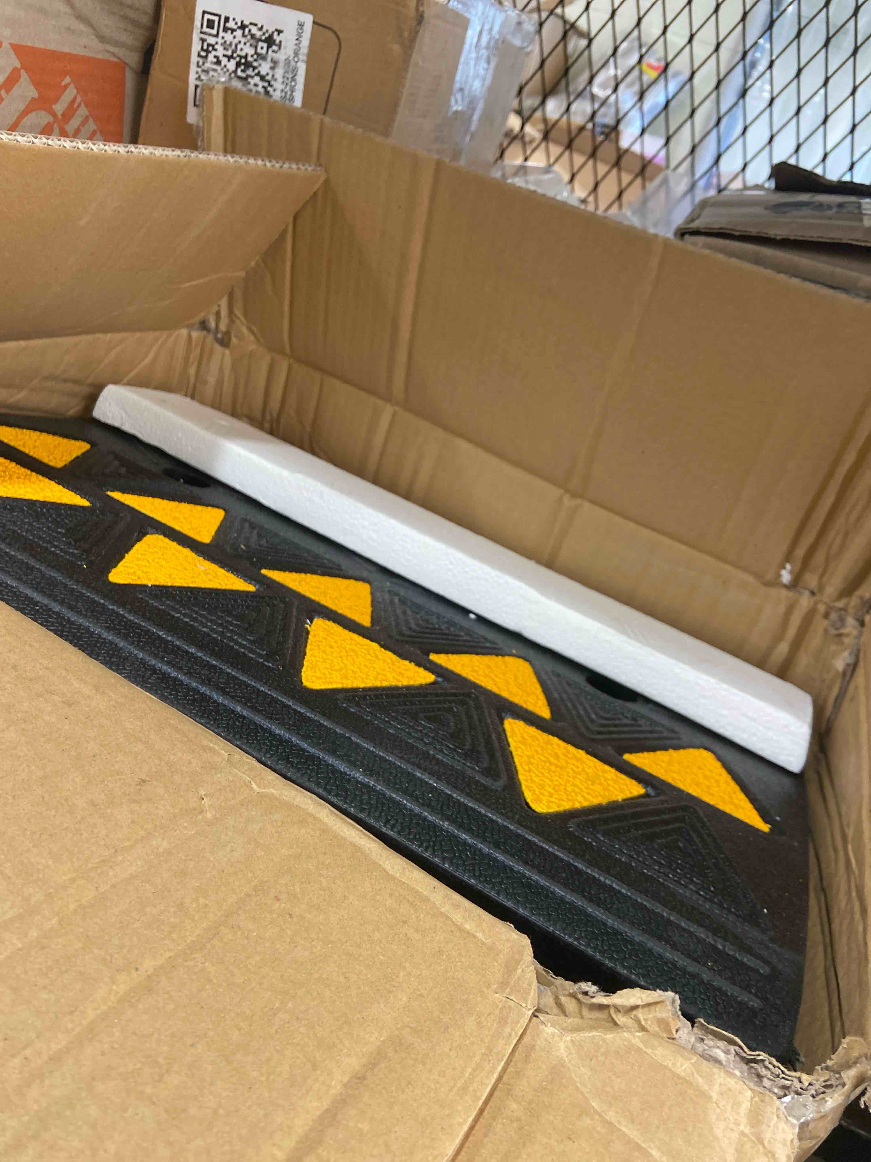 Condition photo showing New/Like New for vevor rubber curb ramp 4.25" rise height, 11.8" width 19.7" length driveway ramp for curb, 15t heavy duty for forklifts, trucks, buses, cars, wheelchairs, bikes 4.25" h x 19.7" l
