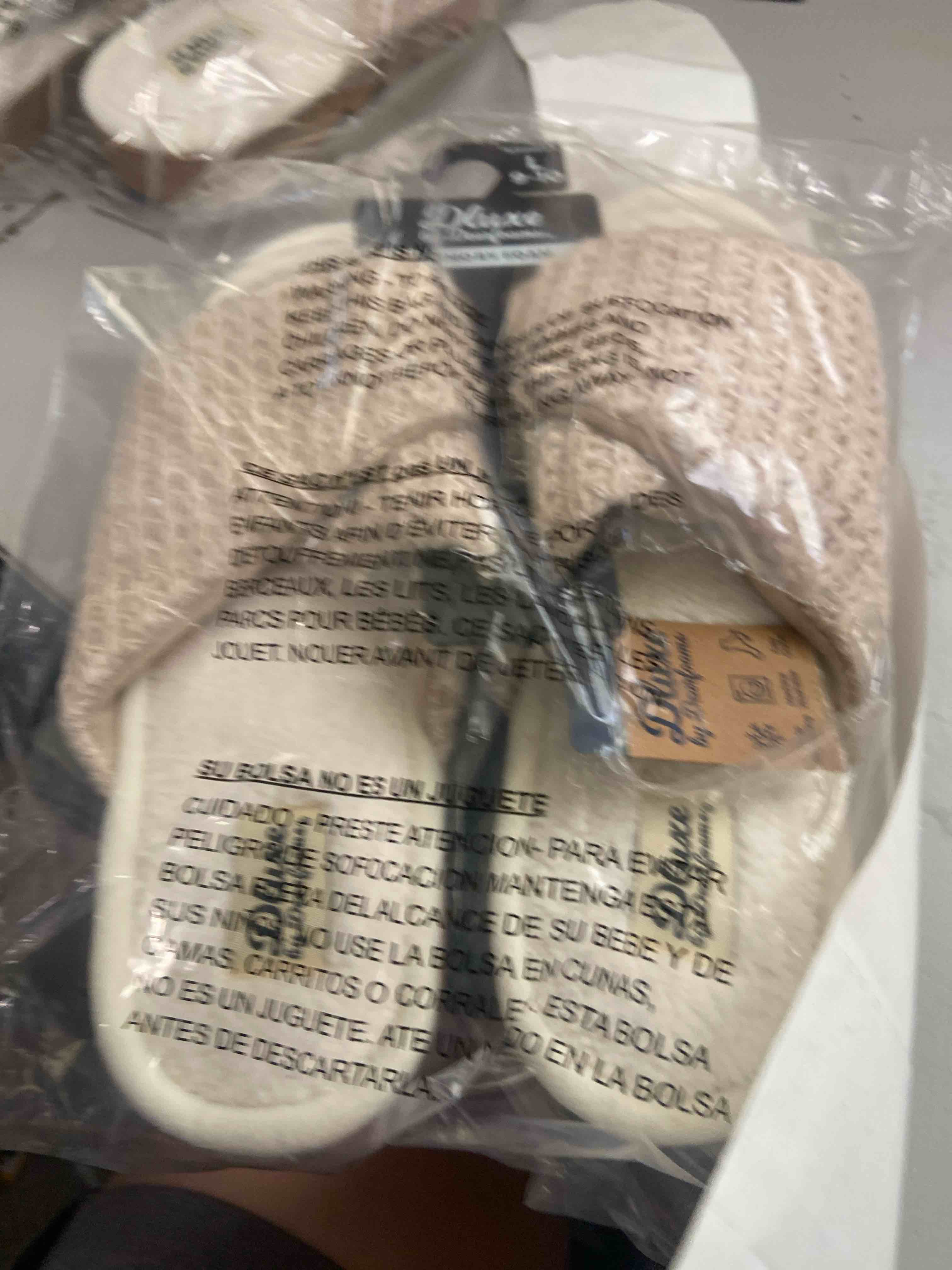 Condition photo showing New/Like New for dluxe by dearfoams women's zola knit twist vamp slide slippers - cream l