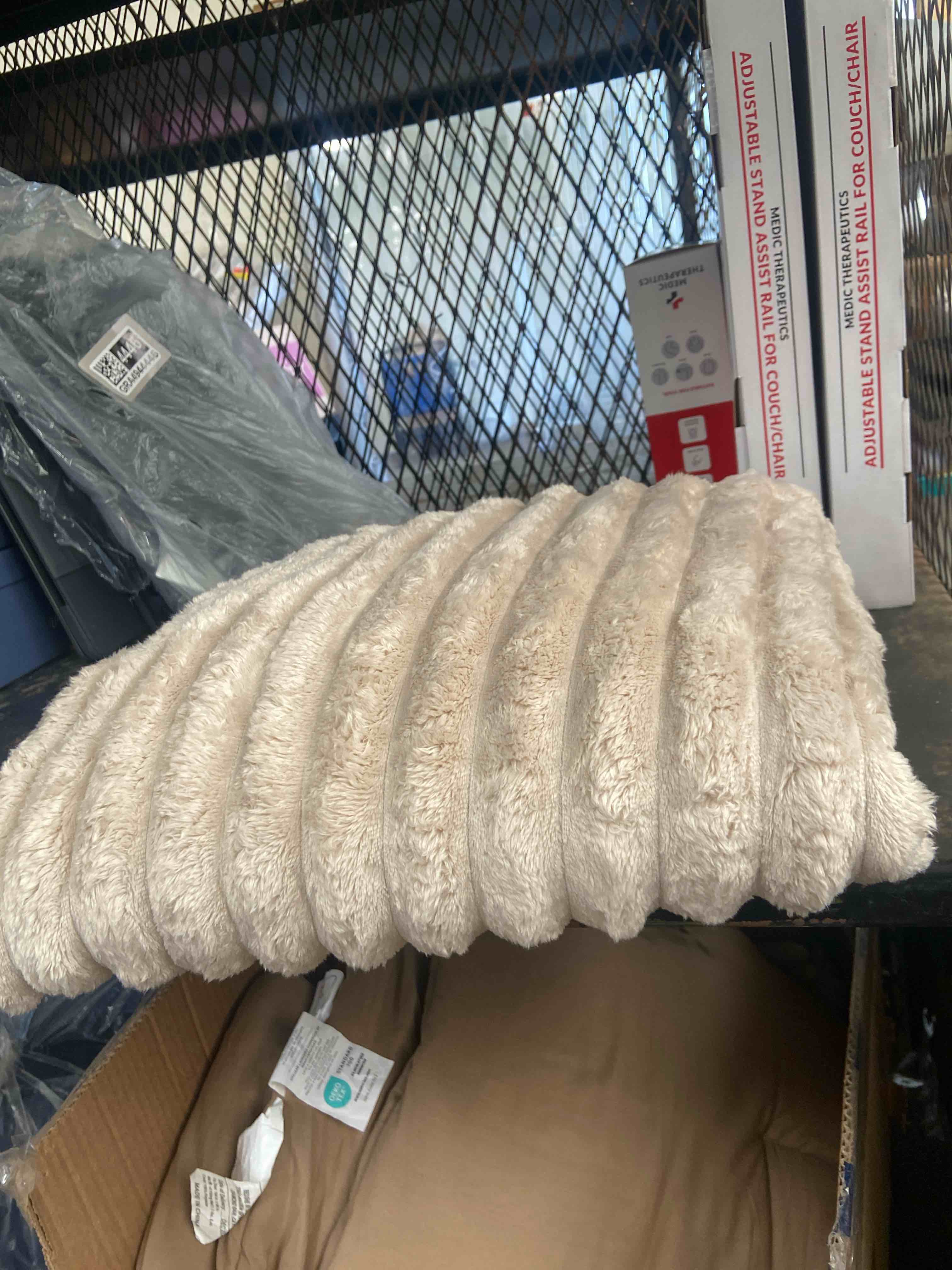 Condition photo showing New/Like New for bedsure sherpa throw blanket for couch - super soft, comfort cozy fleece thick warm blanket for women, gentlesoft plush & fluffy spring throw gift for women, room decor, beige, 50x60 inches 01 - beige throw (50" x 60")