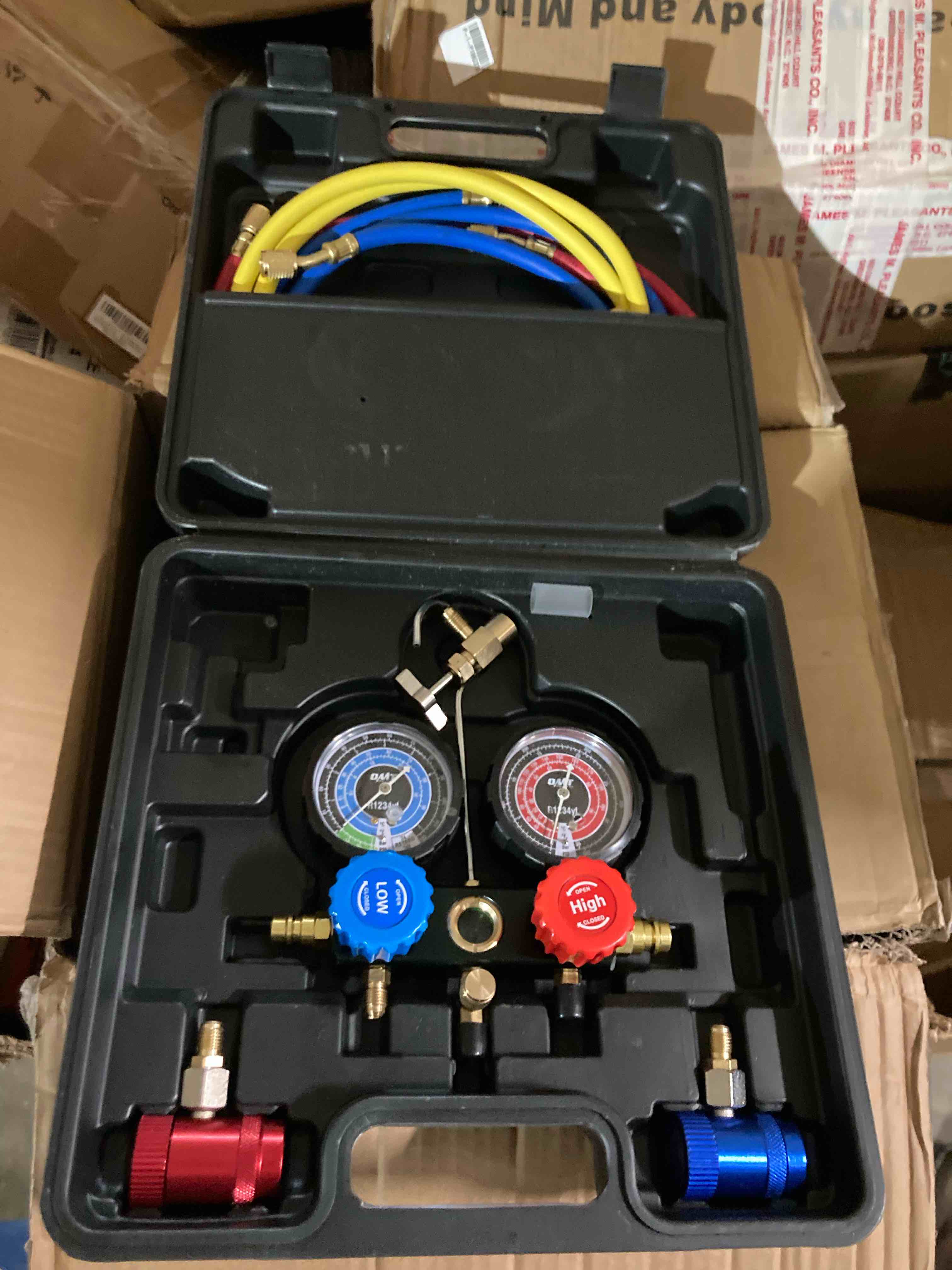 VEVOR AC Vacuum Pump and Gauge Set 3 Way AC Manifold Gauge Set for