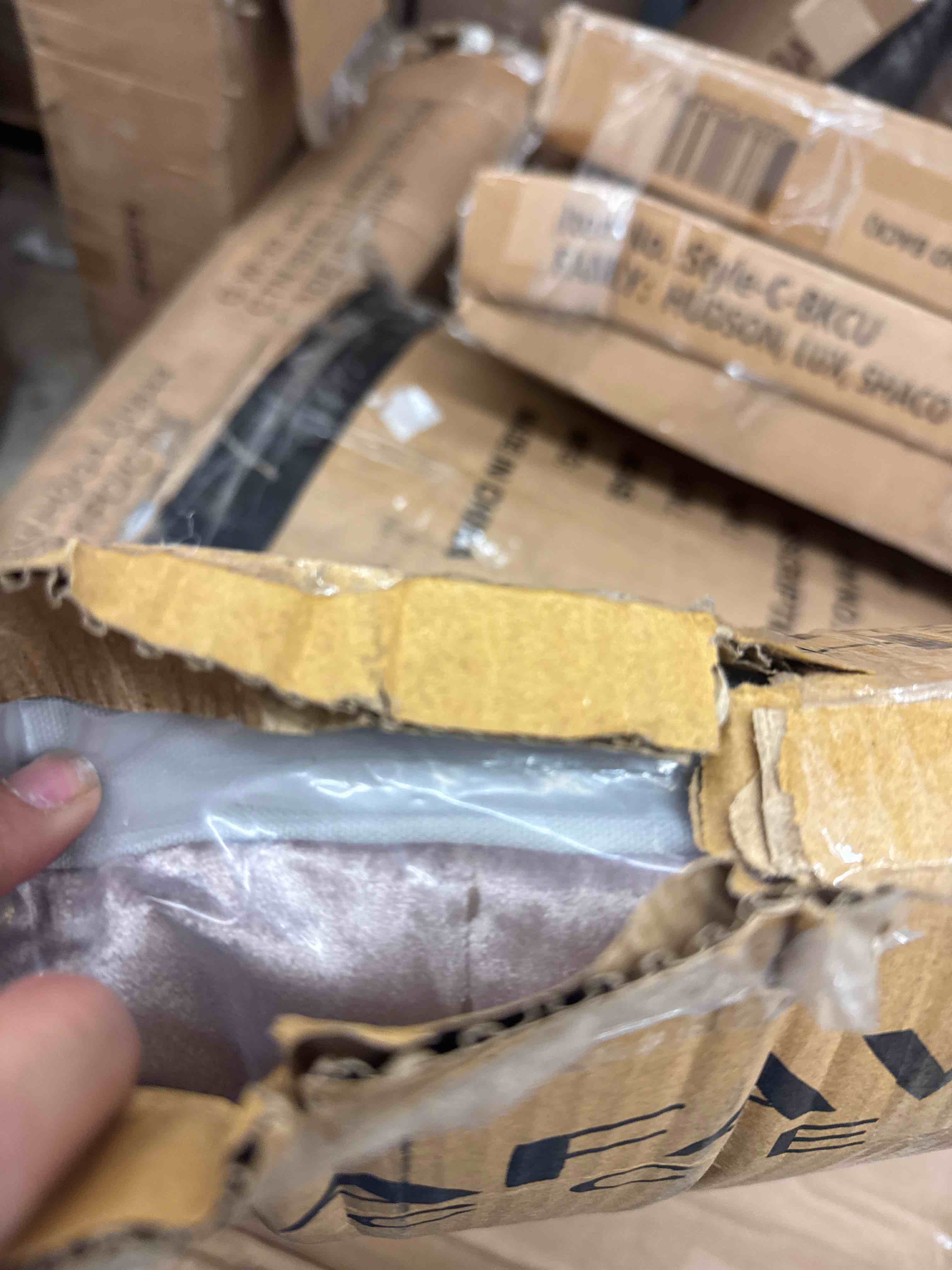 https://s3.amazonaws.com/lotting-images-prod/phillipi/PNK0432354_1738074297297.jpeg