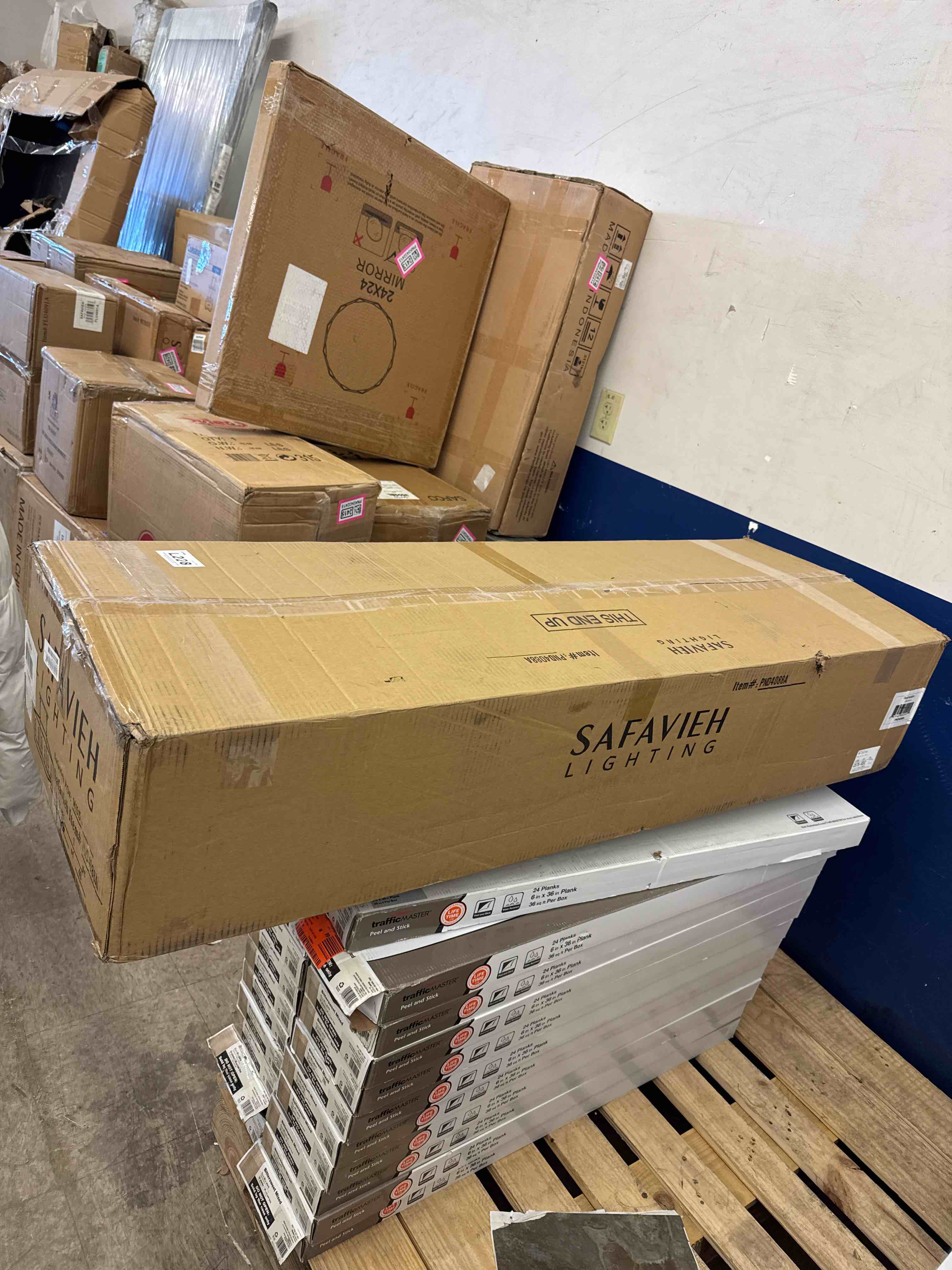 https://s3.amazonaws.com/lotting-images-prod/phillipi/PNK0432412_1737997067469.jpeg