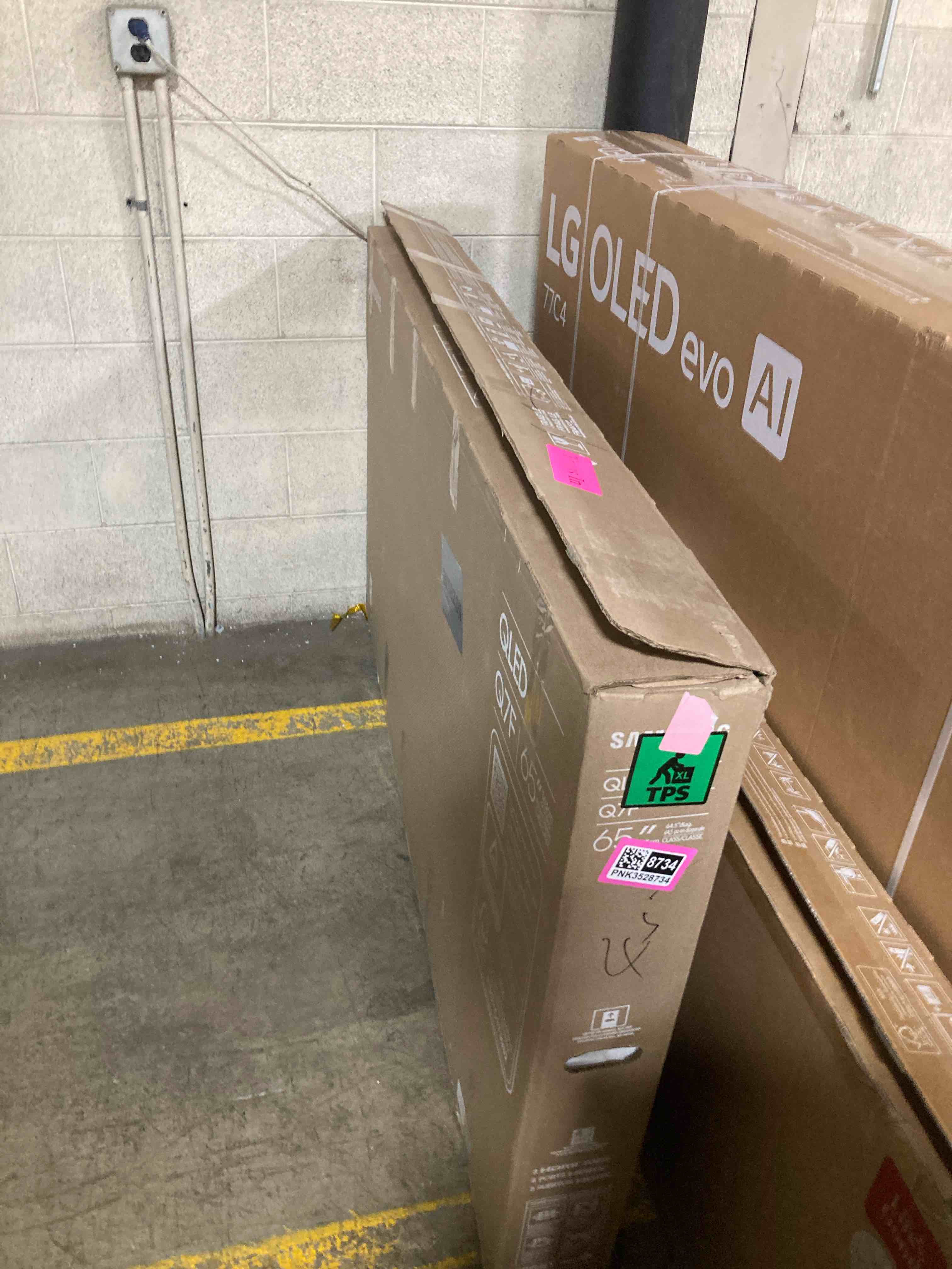 https://s3.amazonaws.com/lotting-images-prod/phillipi/PNK3528734_1758901154782.jpeg