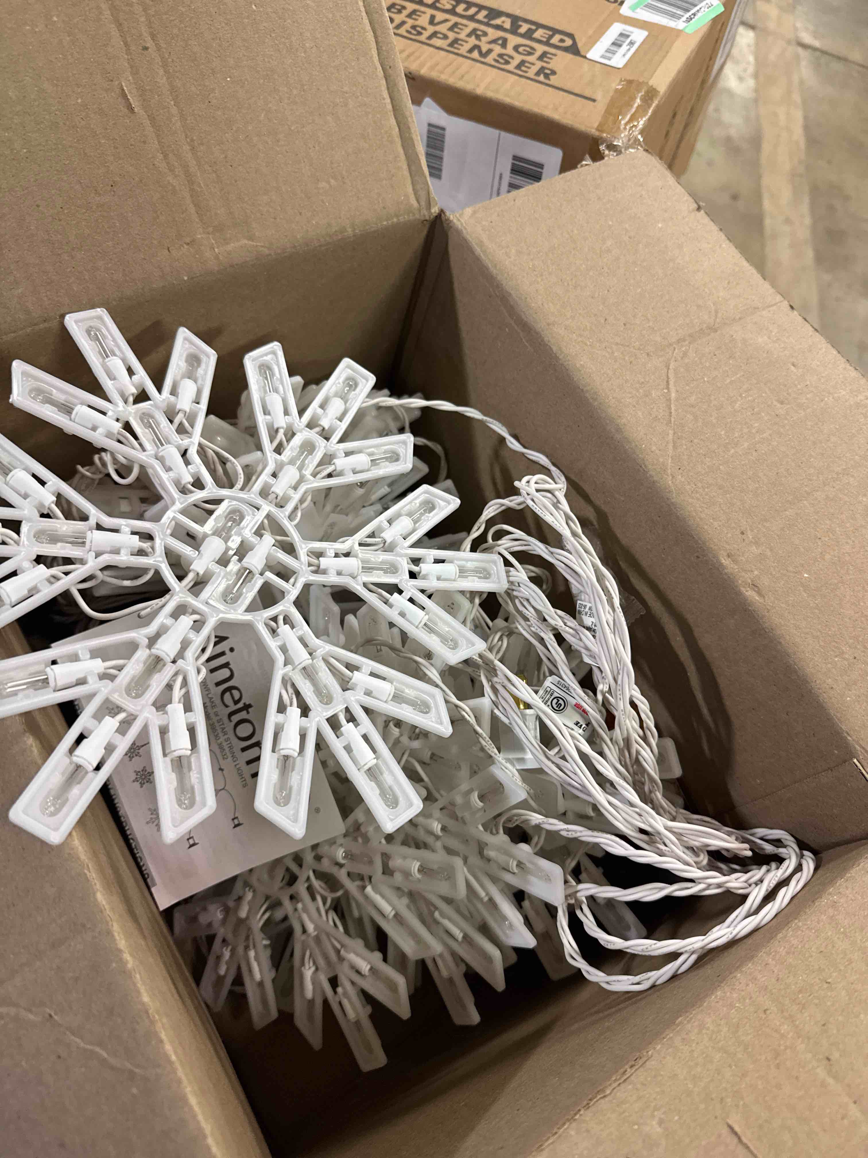 Condition photo showing Good Condition for Minetom Snowflake Christmas String Lights with 6 Drops - 9ft 100 Mini Bulb Icicle Lights with Hooks, Plug-in Connectable Hanging Lights for Christmas Home Indoor Outdoor Wedding Holiday Décor