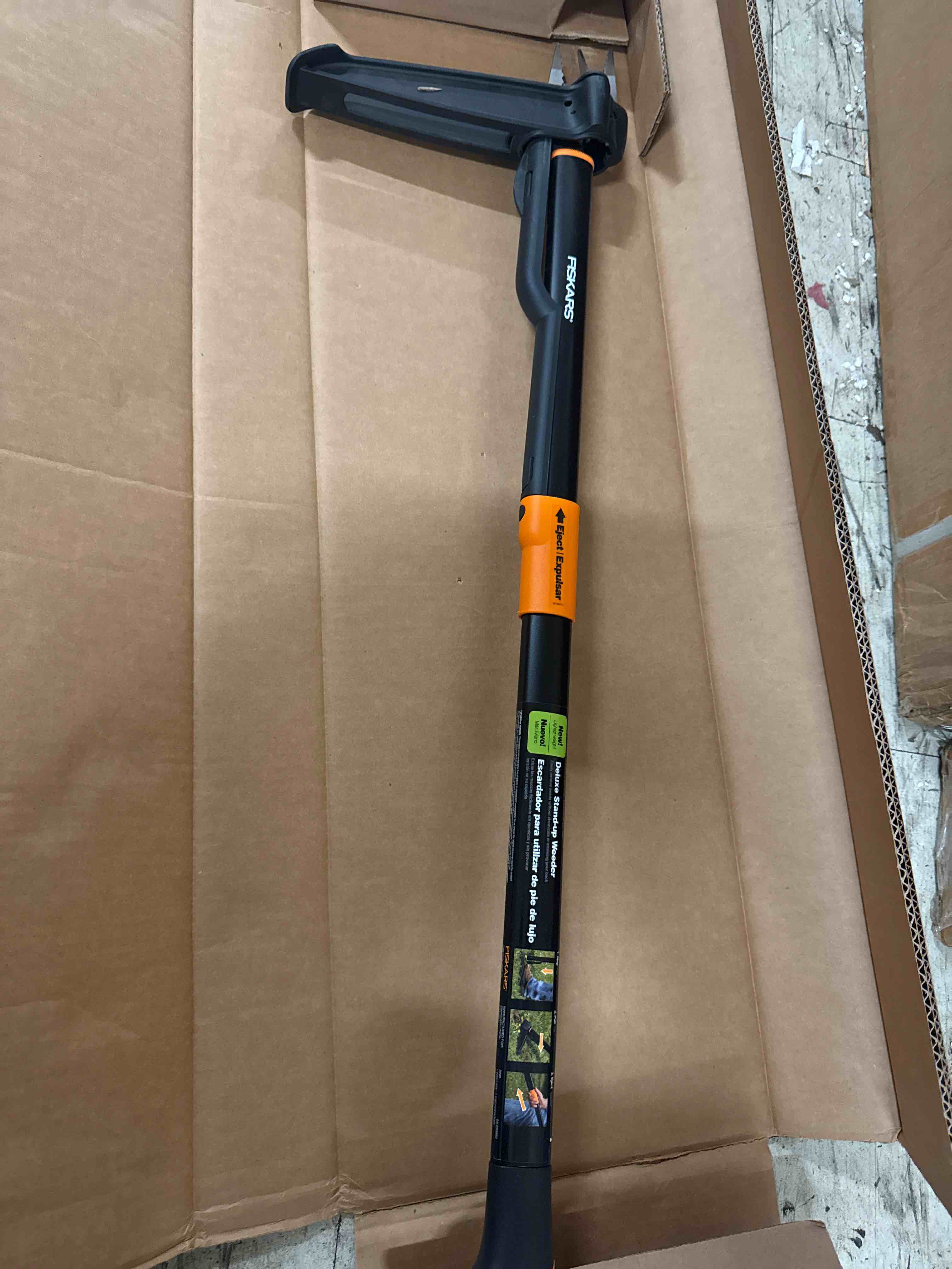Condition photo showing New/Like New for fiskars stand-up weed puller tool, 4 serrated stainless steel claws grip roots for permanent removal, reinforced foot platform penetrates tough soil, easy-eject & ergonomic offset handle, 39"
