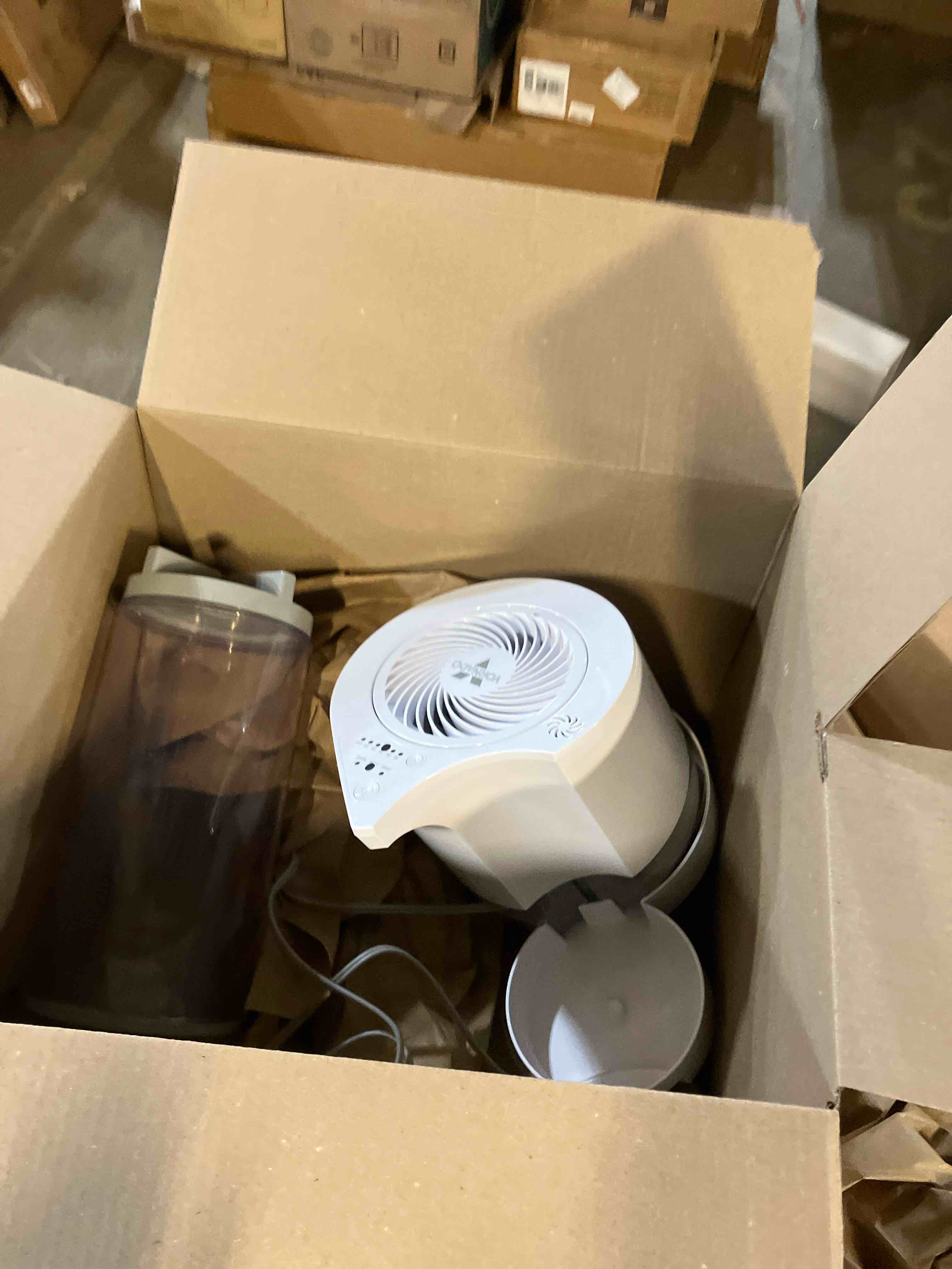 Condition photo showing Good Condition for Vornado EV100 Evaporative Whole Room Humidifier with SimpleTank, Easy-Fill, 1 Gallon Capacity, 2 Speeds, Electronic Humidistat, Antimicrobial Treated Wick, Perfect for Home, Bedroom, and Living Room EV100 - 1 gallon Humidifier