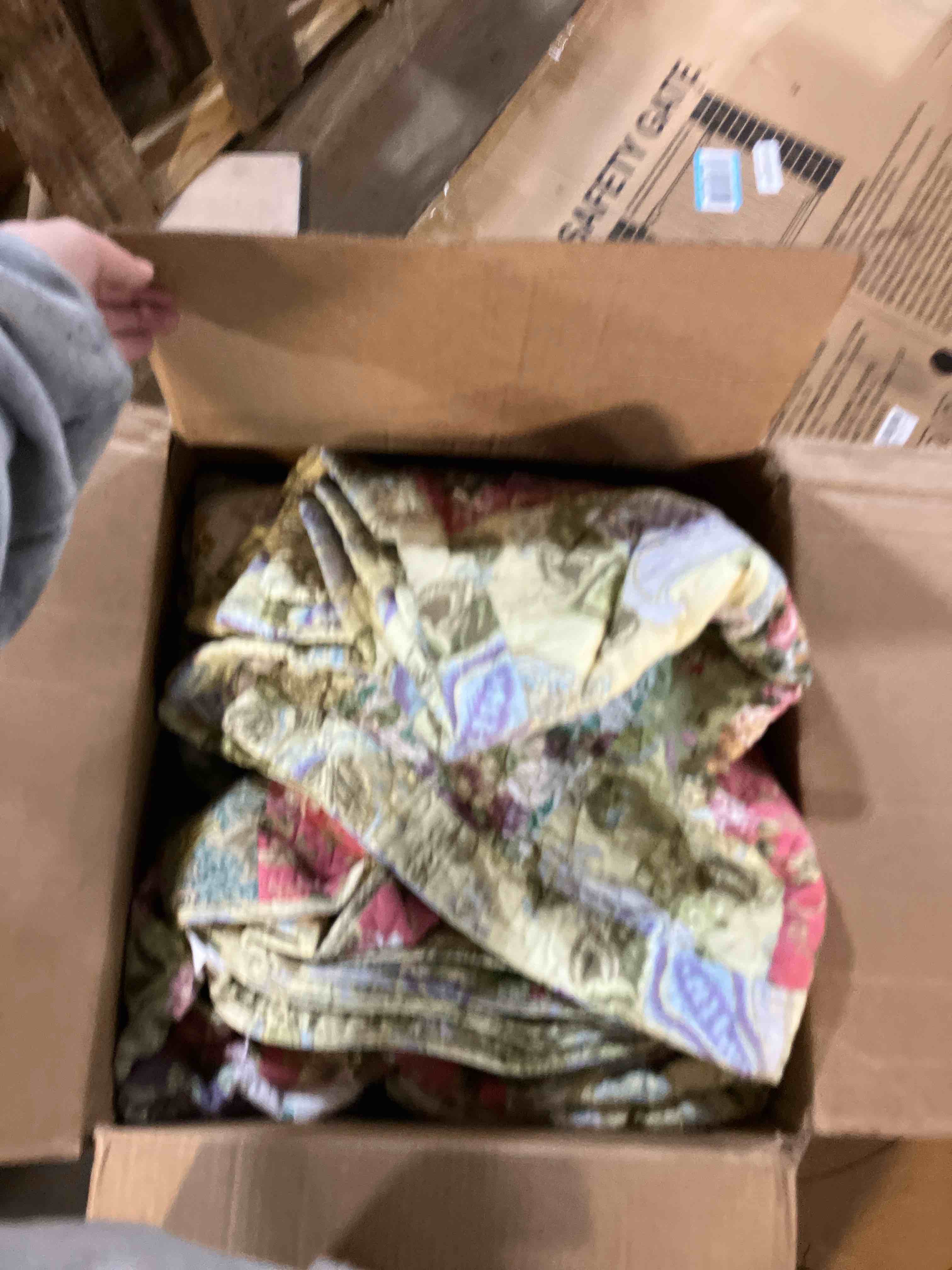 Condition photo showing Good Condition for YAYIDAY Quilts Queen Size Patchwork Bedspread Set - 100% Cotton Reversible Breathable Green Earth Geometric Quilted Quilt with Pillow Shams for All Seasons