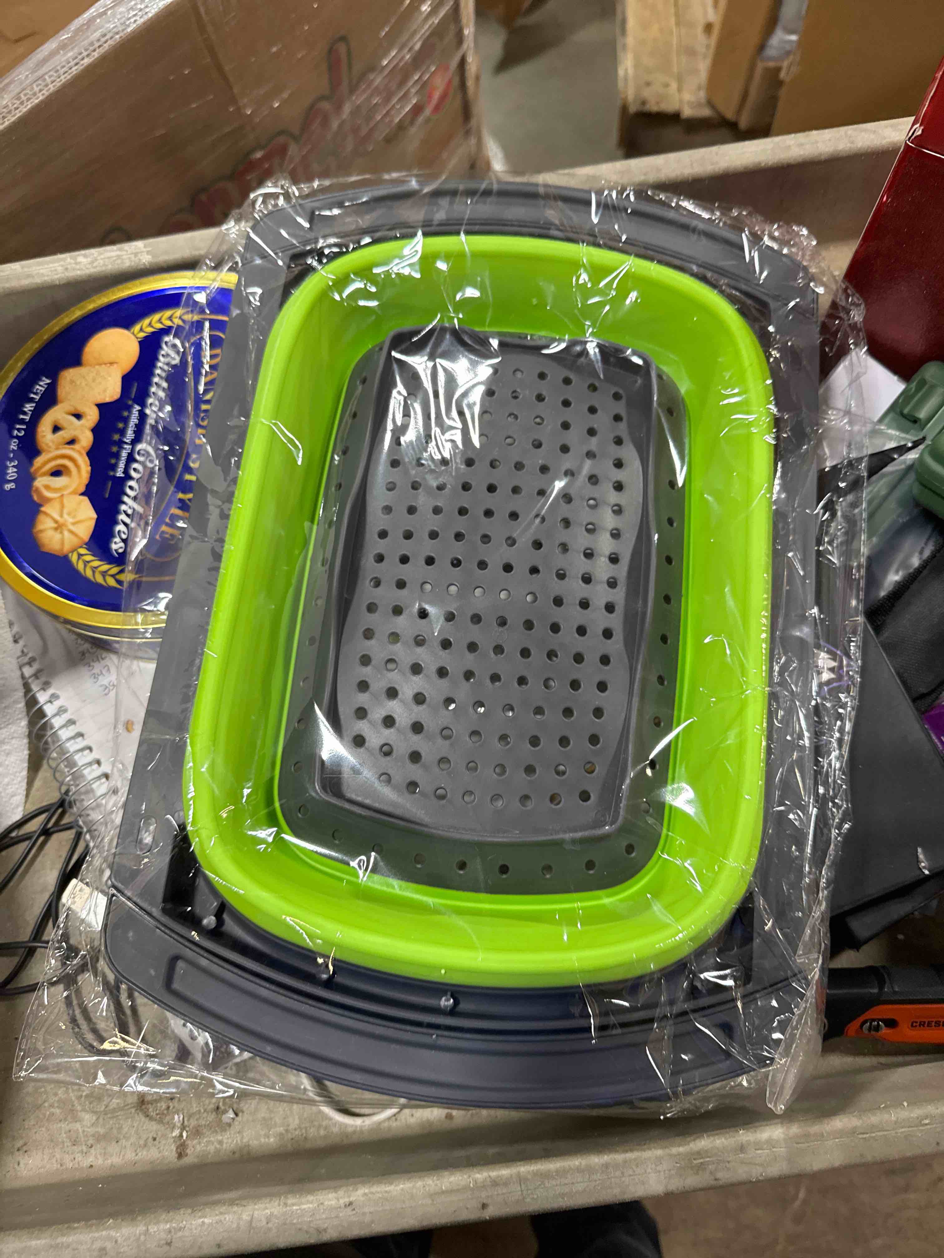 Condition photo showing New/Like New for Collapsible Colander Strainer with Extendable Handles - Over the Sink Vegetable/Fruit Colanders Strainers for Kitchen, Capacity of 6 quart (Green)