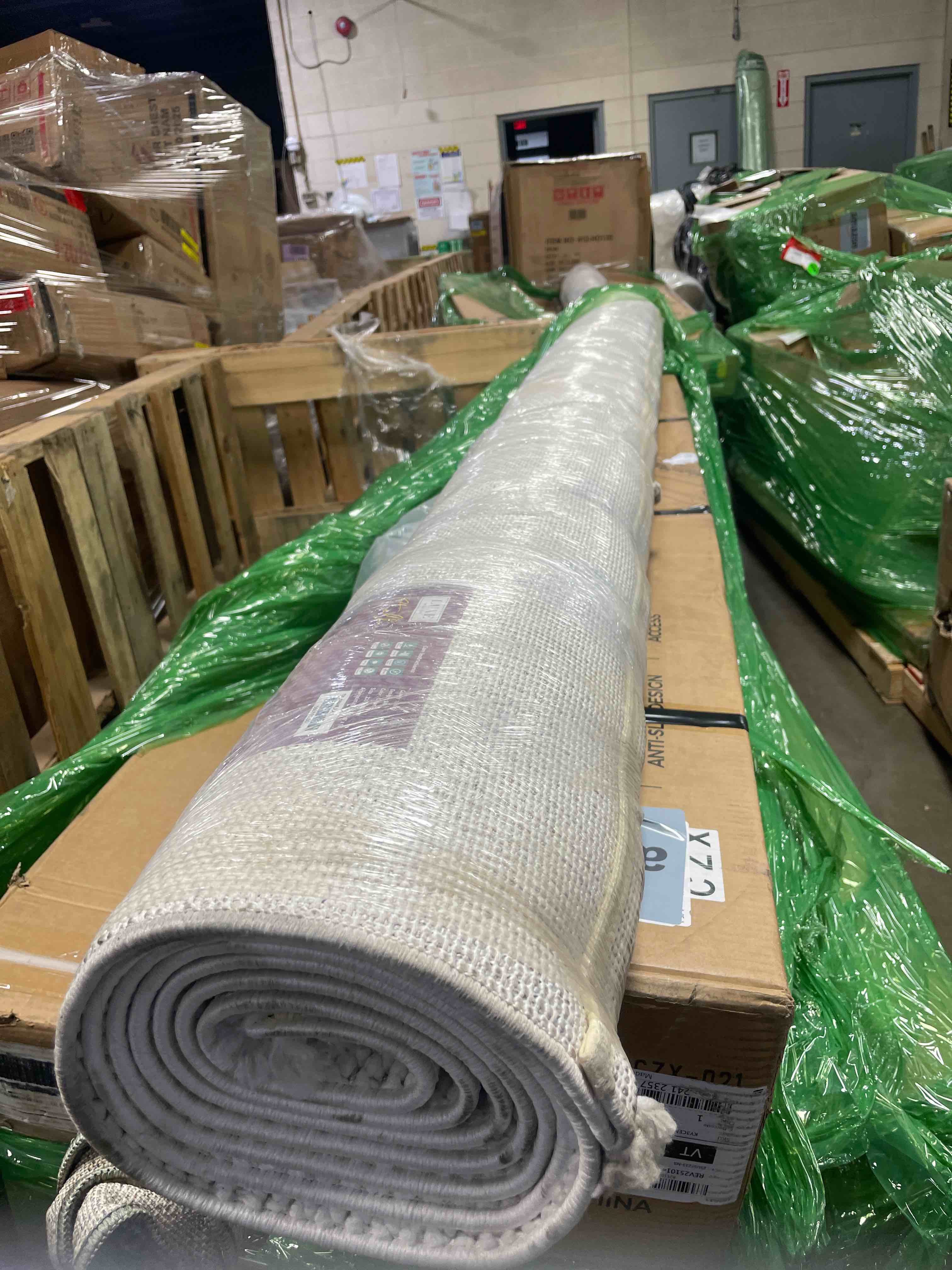 Condition photo showing Good Condition for LUXE WEAVERS Stella Collection 246 Cream 8x10 Modern Abstract Area Rug 8' x 10' (Rectangular) Cream