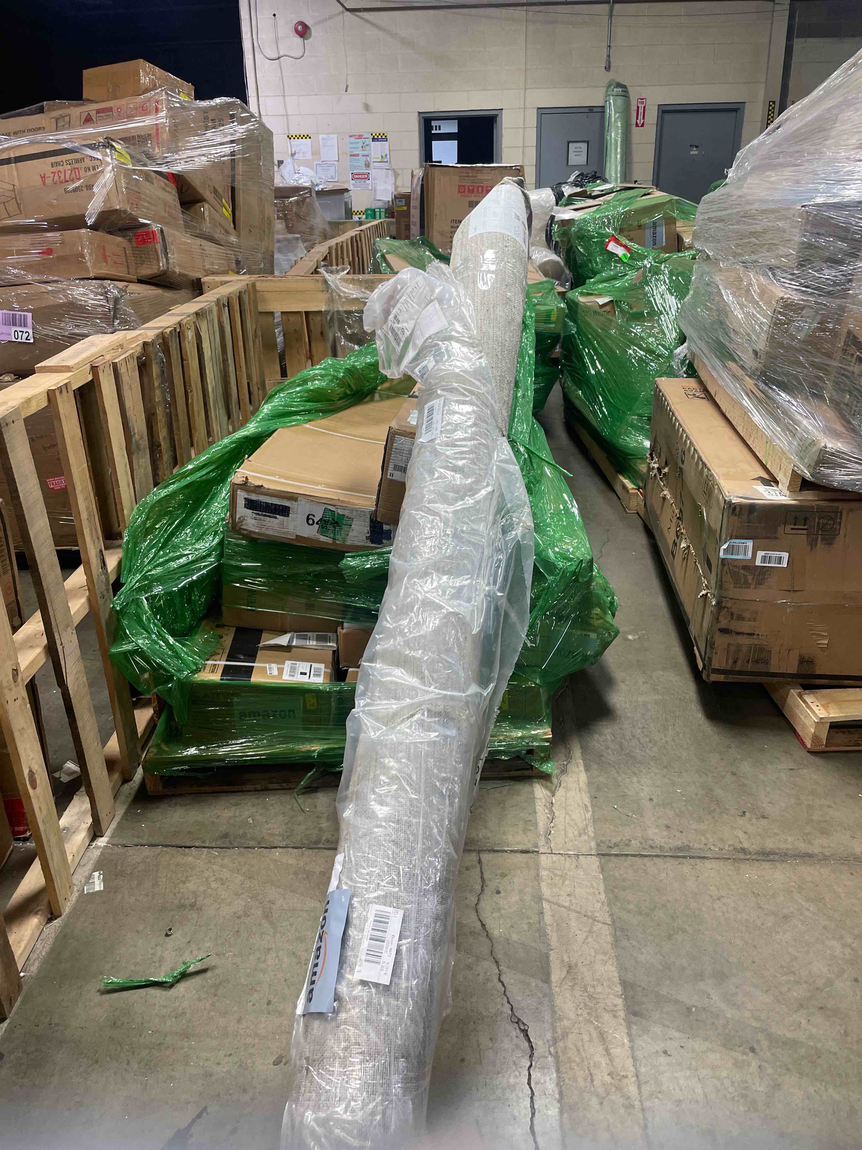 Condition photo showing Good Condition for Loloi Magnolia Home by Joanna Gaines Junie Collection JUE-02 Moss/Natural 6'-7" x 9'-10", .38" Pile Height, Area Rug Moss / Natural 6'7" x 9'10" (Rectangular)