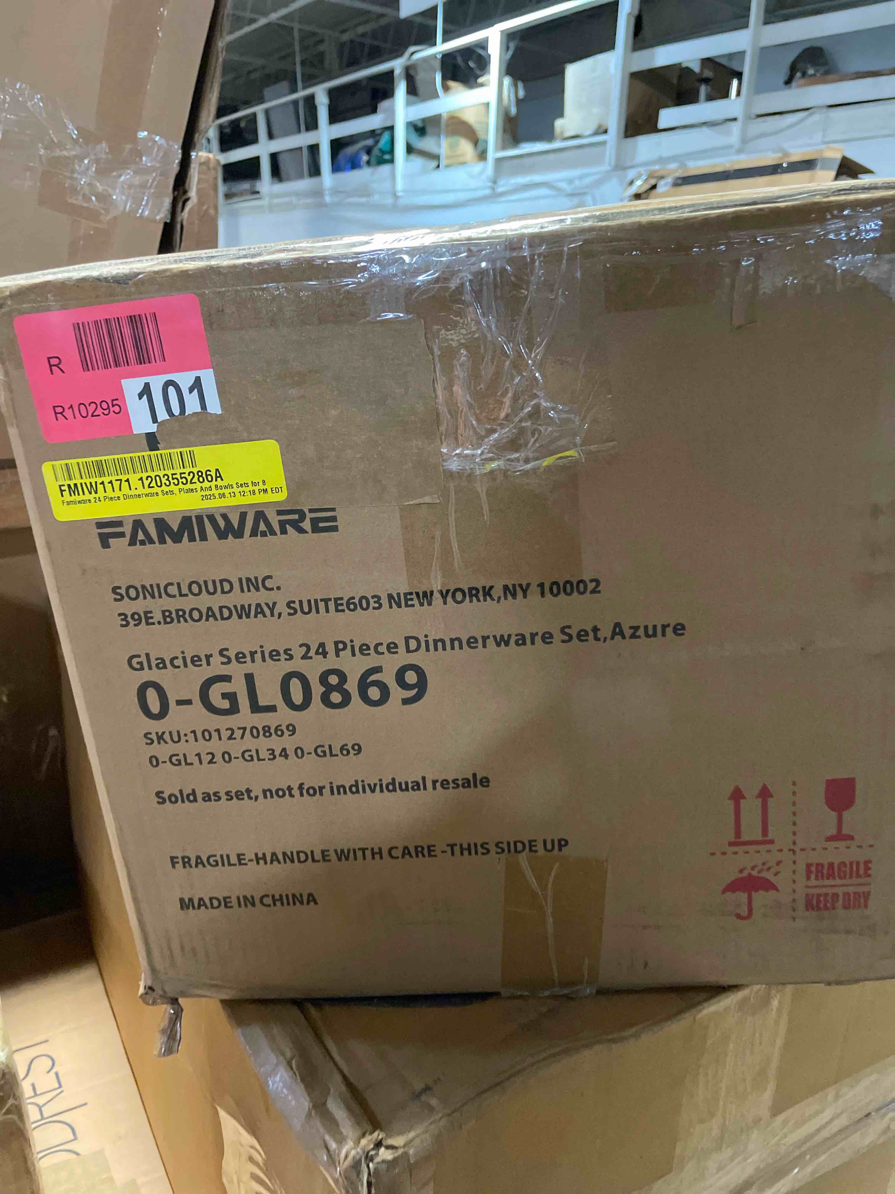 Condition photo showing New/Like New for famiware 24 piece dinnerware sets, plates and bowls sets for 8