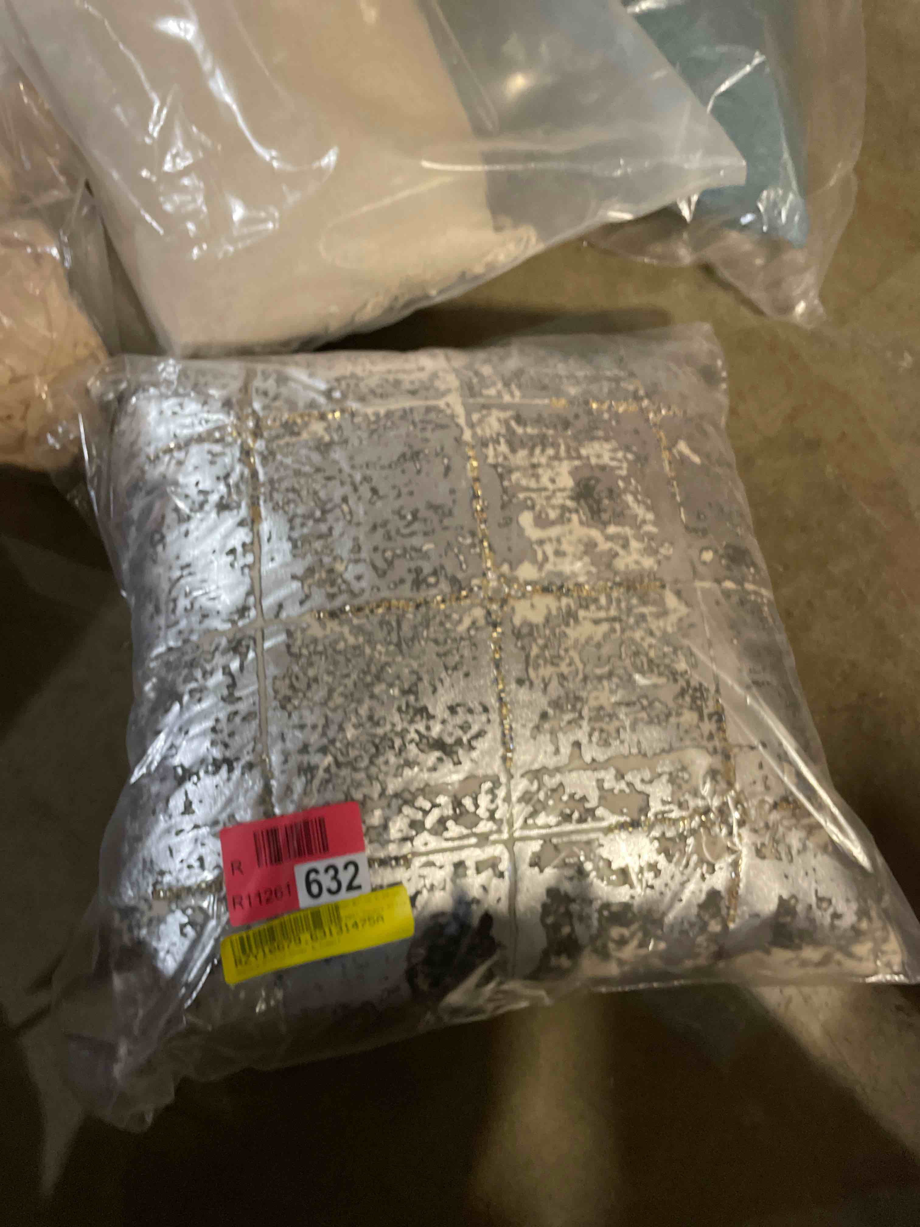 Condition photo showing New/Like New for square pillow cover & insert