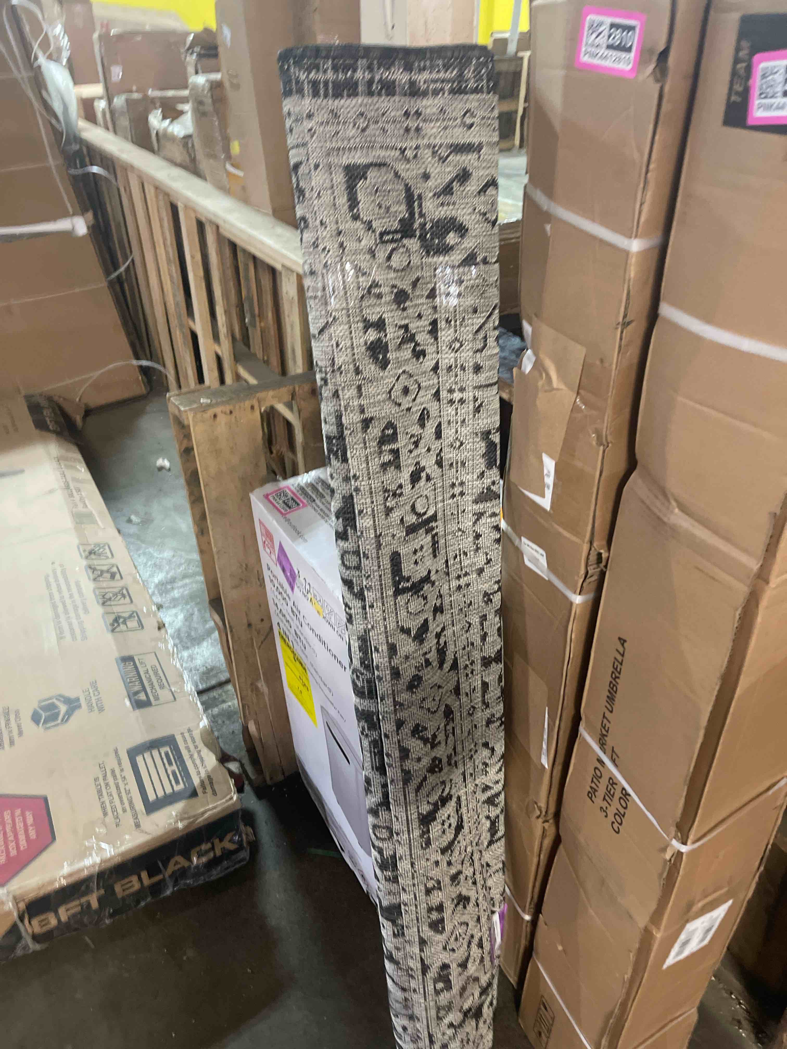 Condition photo showing New/Like New for unique loom portland collection area rug - depoe (7' 10" square, black and white/ black)