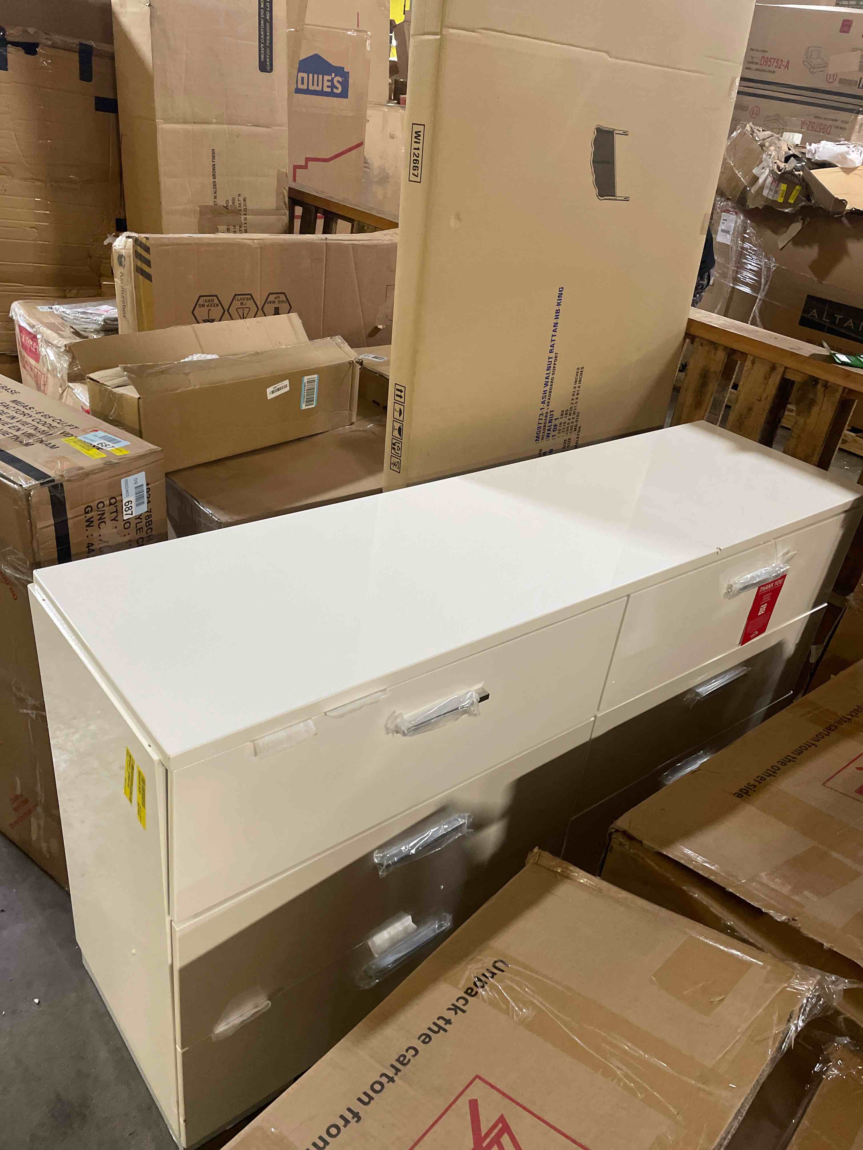 Condition photo showing Good Condition for deontaye 4 piece bedroom set (dresser only) 