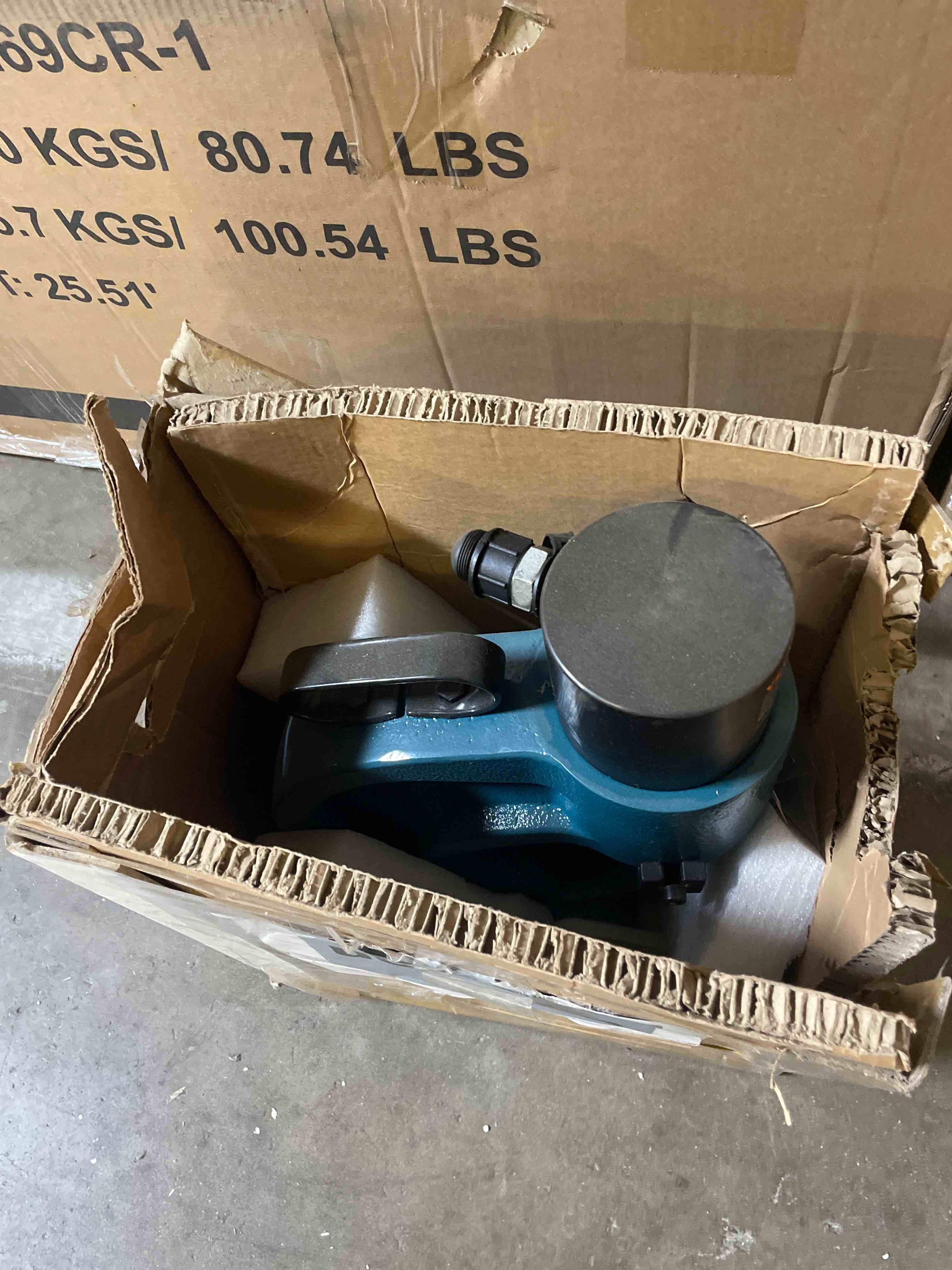 Condition photo showing New/Like New for vevor ch-70 hydraulic hole punching tool