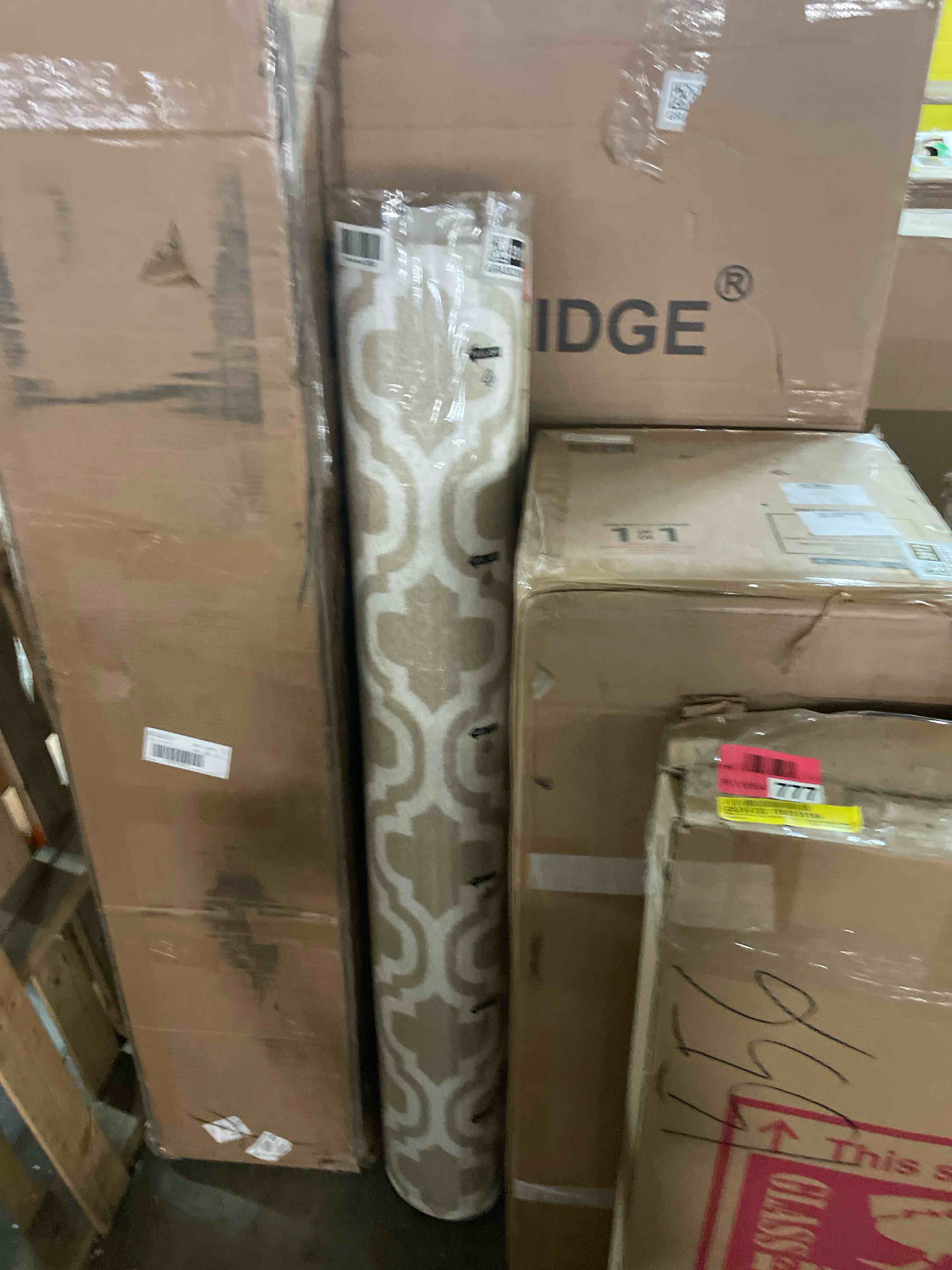 Condition photo showing New/Like New for safavieh area rug 8x10 - dallas shag collection - large - ivory & beige, trellis pattern, non-shedding & easy cleaning, plush thick pile, ideal for living room, bedroom, dining space (sgd257b)