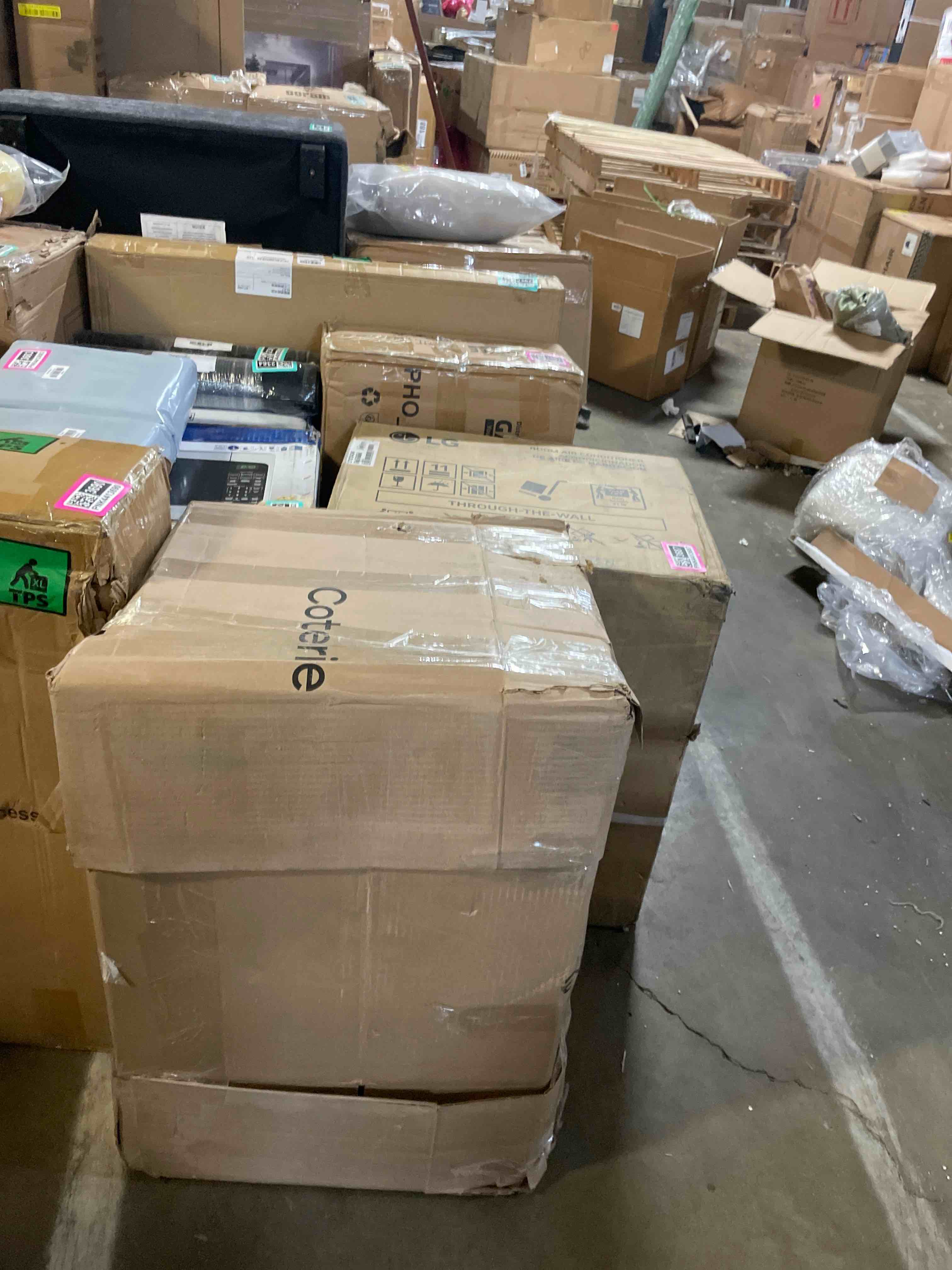 Condition photo showing Good Condition for garvee 6000 btu u-shaped window air conditioner, cools up to 269 sq.ft., ultra quiet operation, energy efficient, includes remote control, white (used)