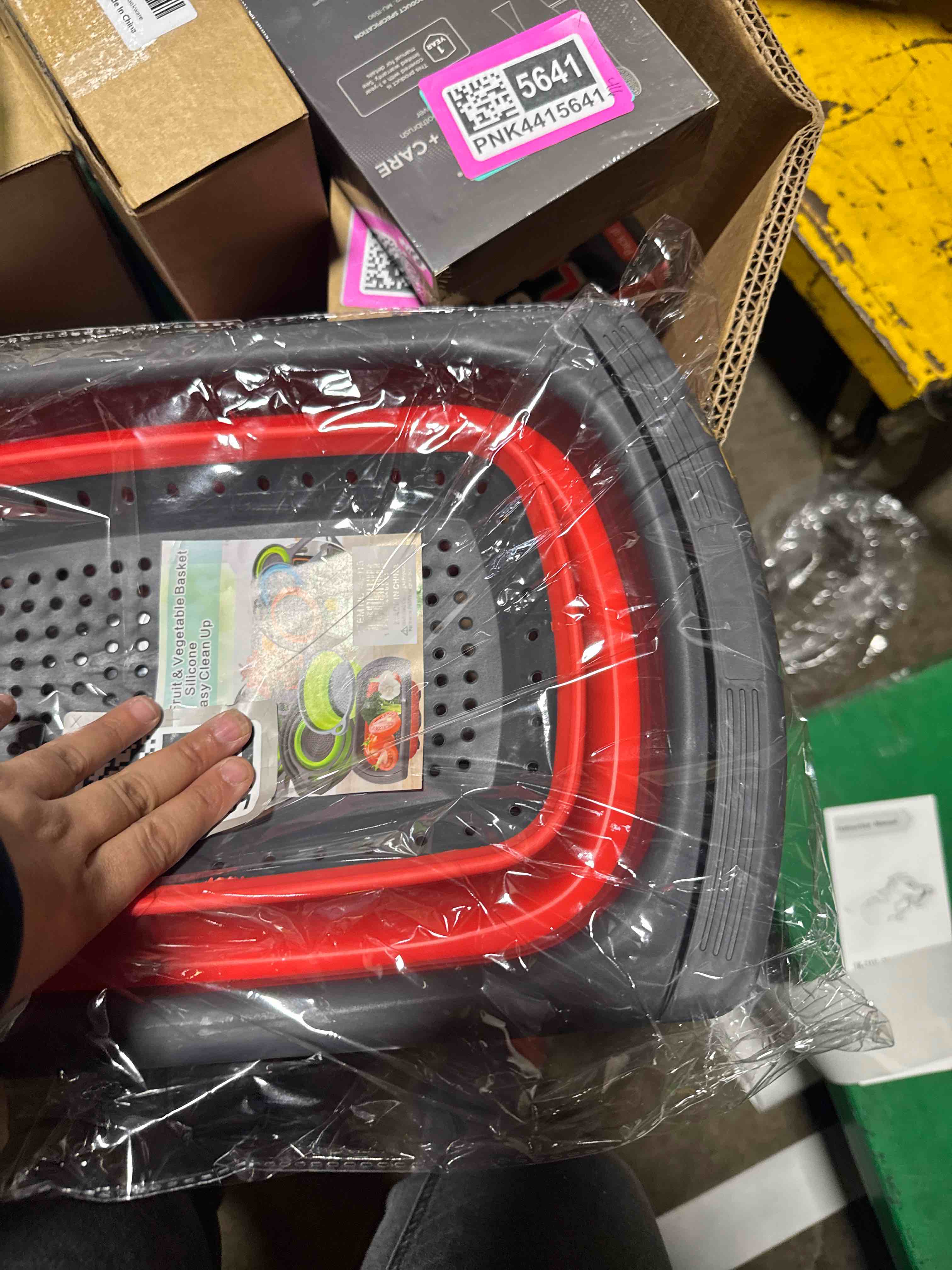 Condition photo showing New/Like New for Collapsible Colander Strainer with Extendable Handles - Over the Sink Vegetable/Fruit Colanders Strainers for Kitchen, Capacity of 6 quart (Red)