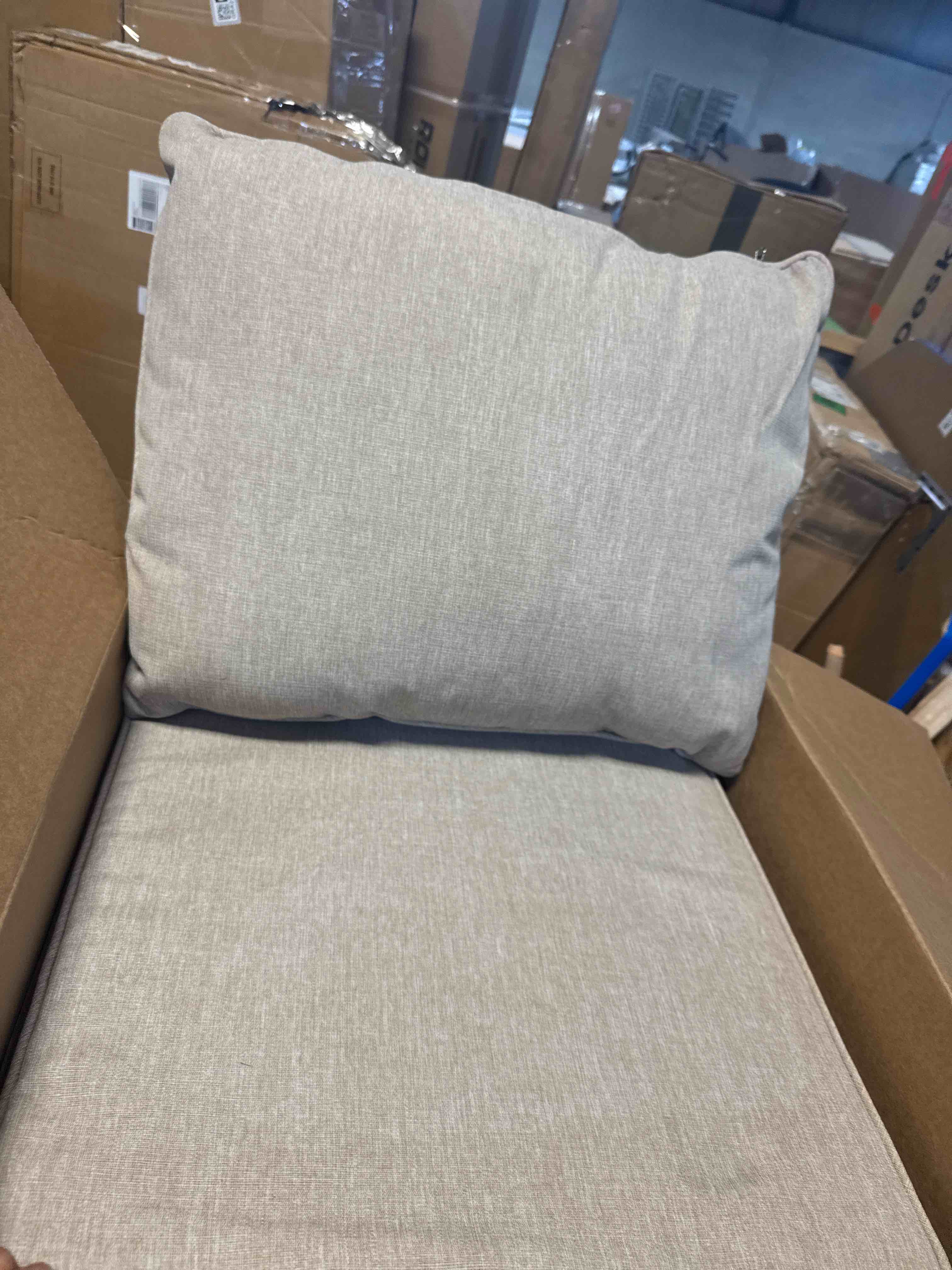 https://s3.amazonaws.com/lotting-images-prod/phillipi/PNK4416270_1777560572783.jpeg