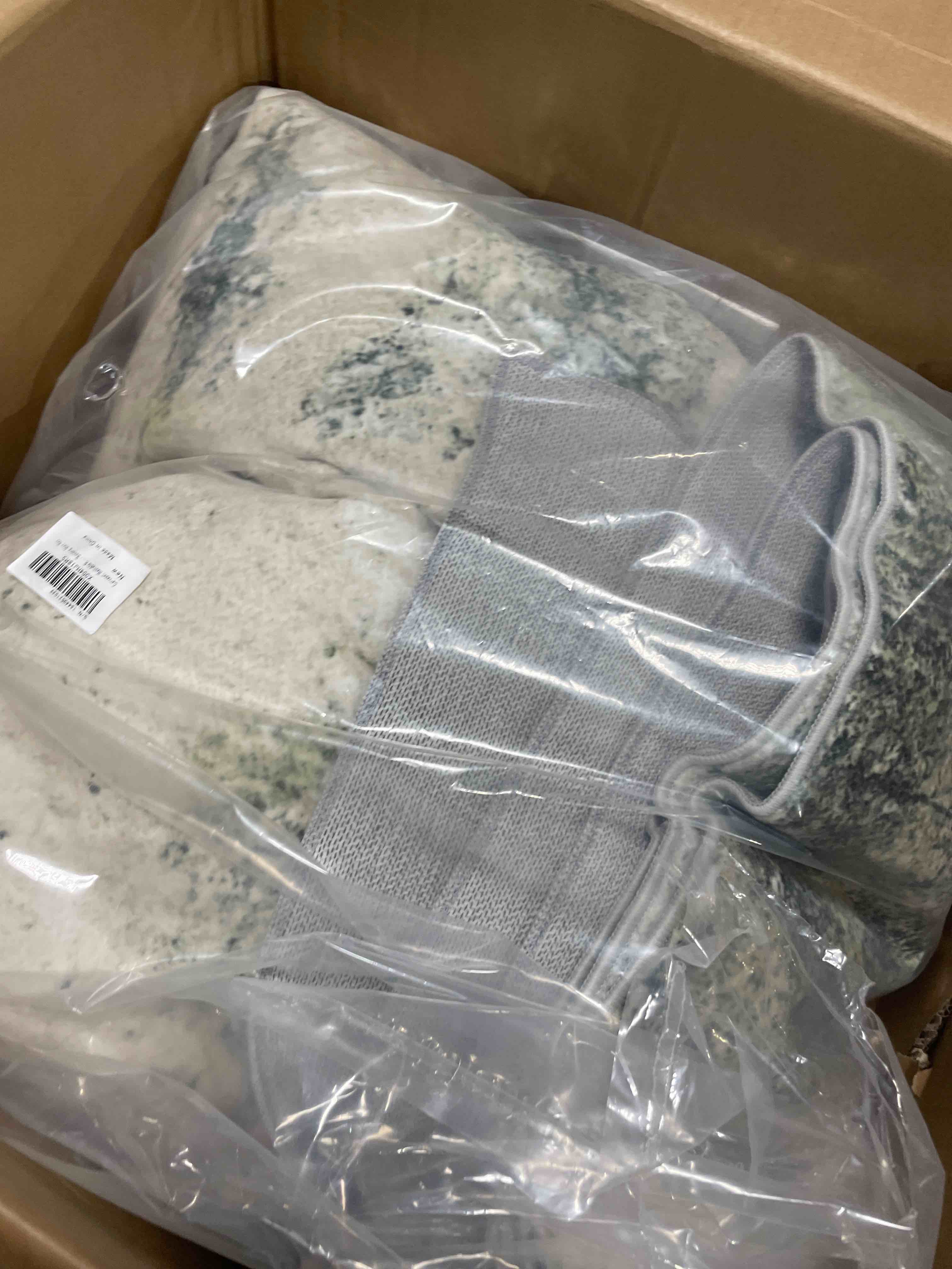 Condition photo showing New/Like New for Carvapet 13x10ft Sage Green Abstract Area Rug Modern Low Pile Carpet for Living Room Bedroom, Soft Foldable Non Slip Washable Large Rug with Rubber Backing Sage Green Rug 10' x 13' (Rectangular)