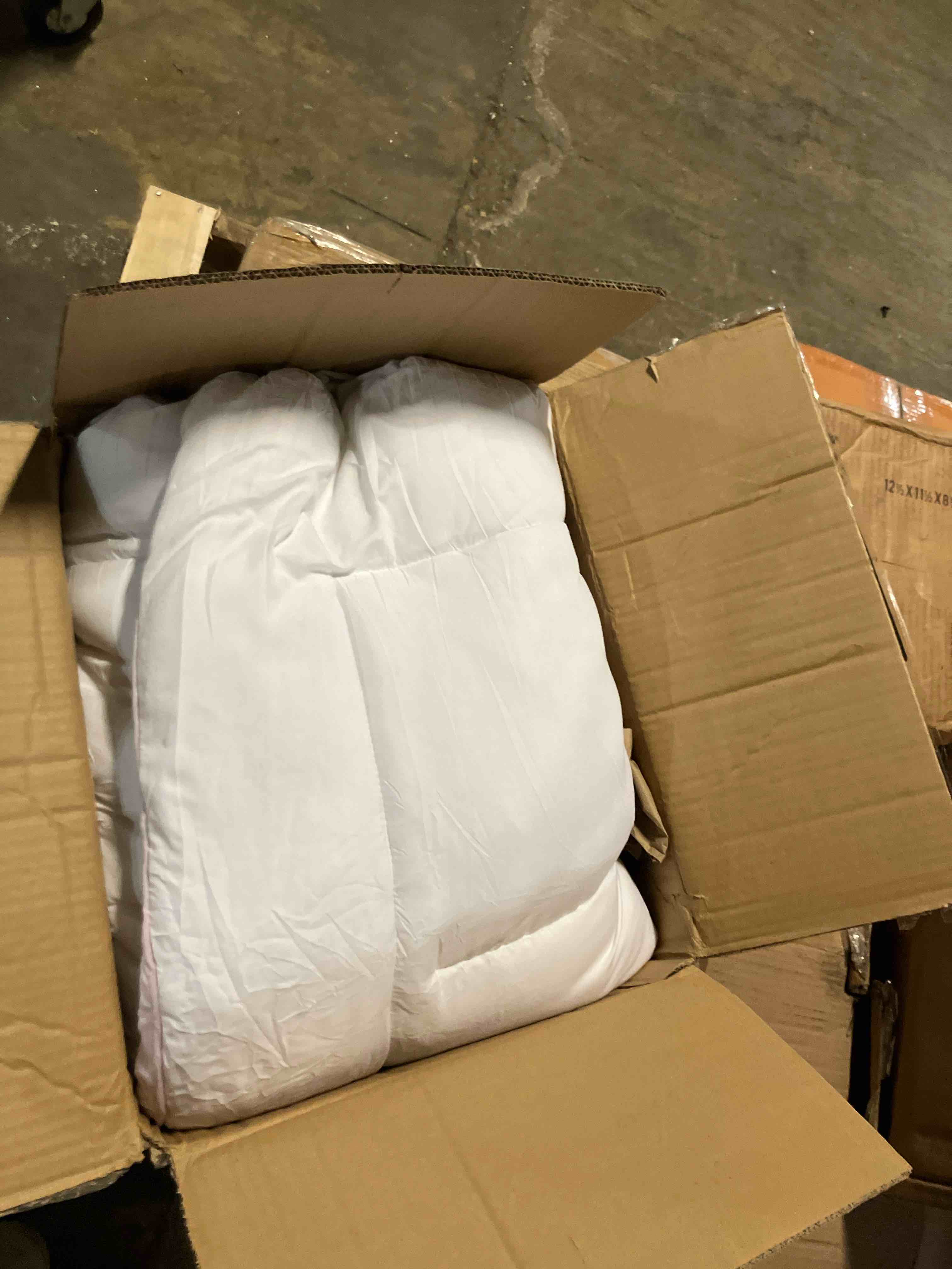 Condition photo showing New/Like New for yugyvob queen mattress topper extra thick, cooling, and breathable mattress pad 8-21" deep pocket soft down alternative fill queen 800g