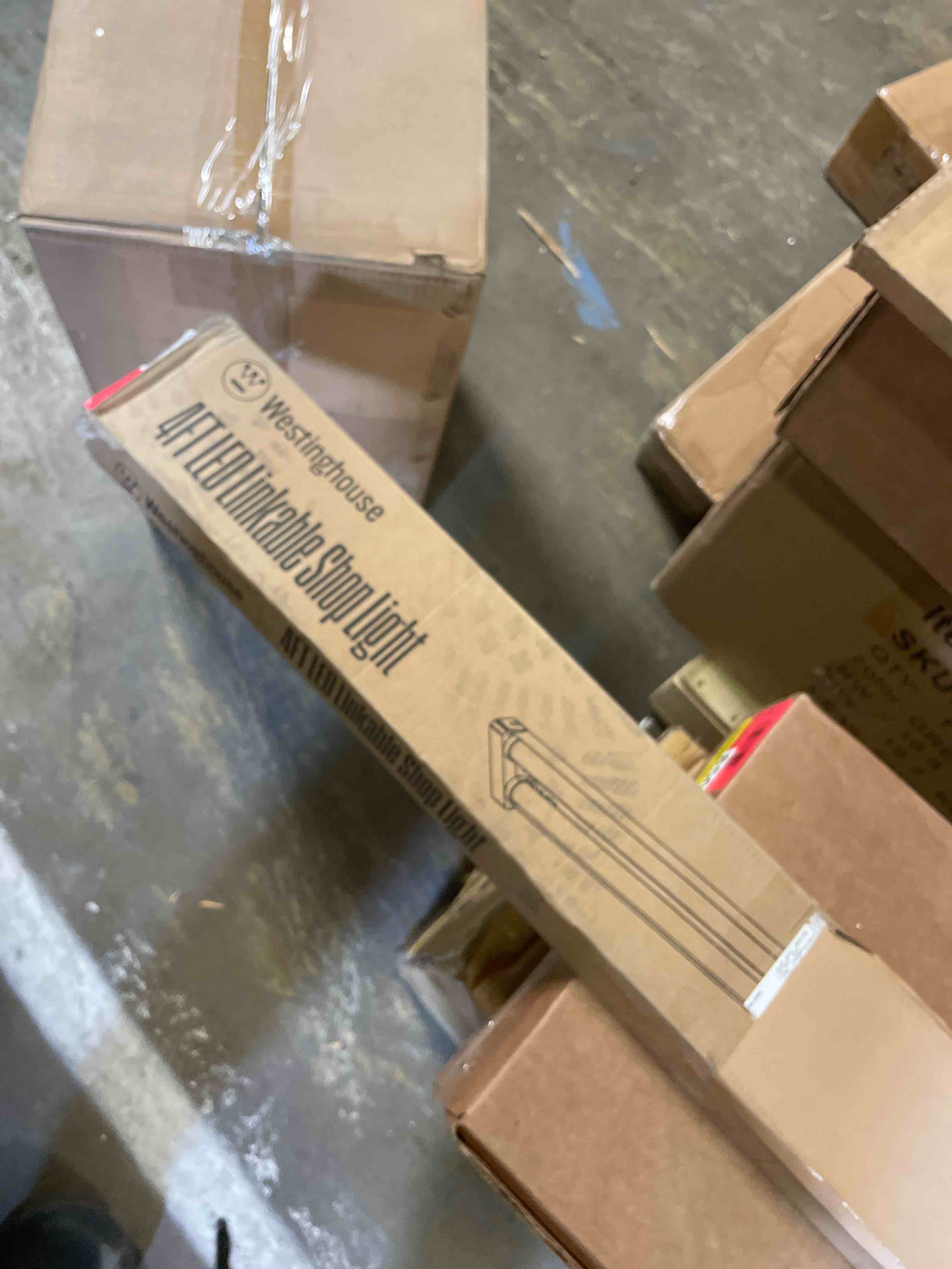 Condition photo showing New/Like New for hykolity 5000k led shop light linkable, 4ft daylight 42w led ceiling lights for garages, workshops, basements, hanging or flushmount, included power cord and pull chain, 4400lm, etl- 1 pack 42w&4400lm-white