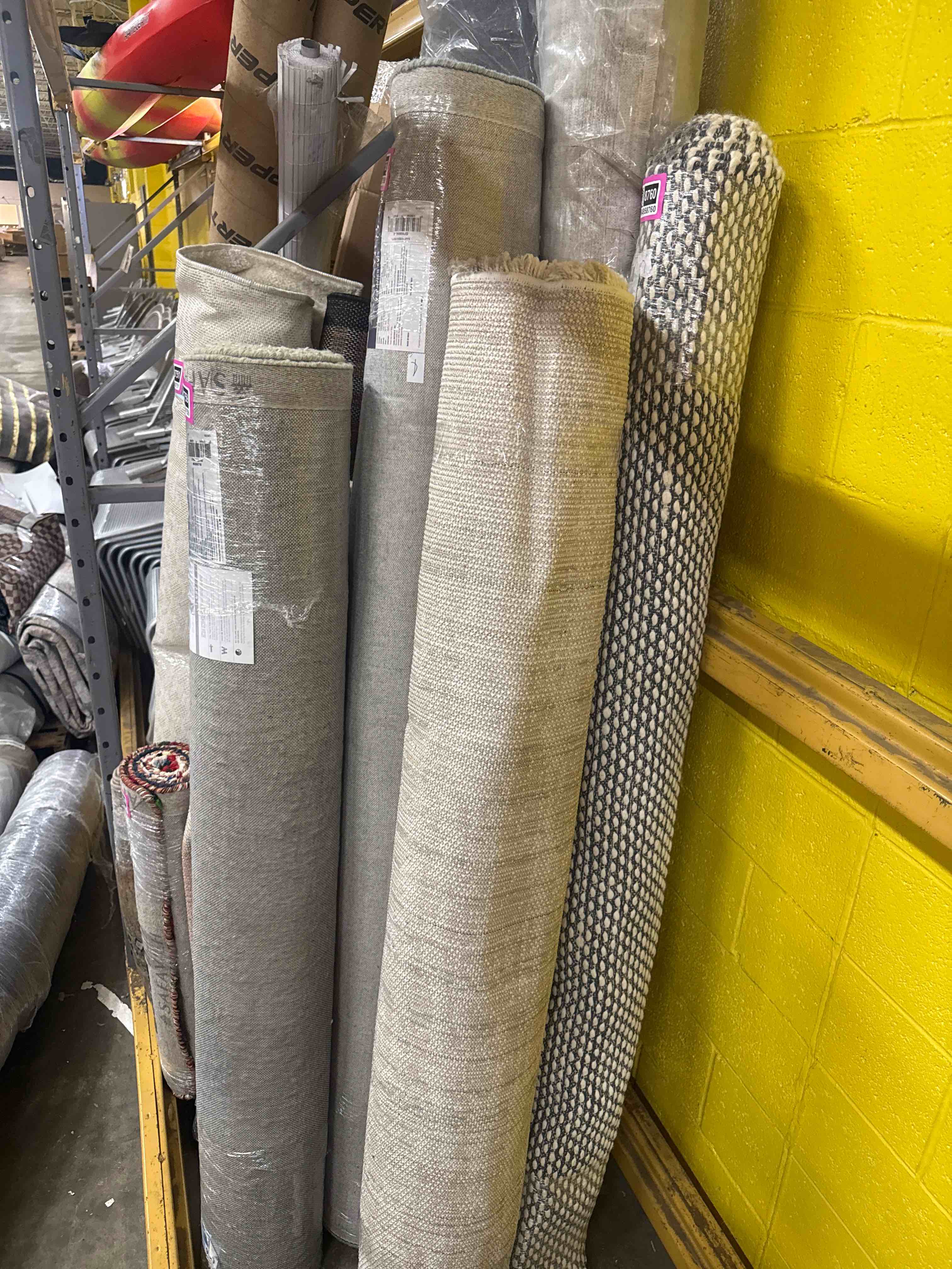 Condition photo showing Good Condition for artistic weavers lamarque area rug 5'3" x 7'3"