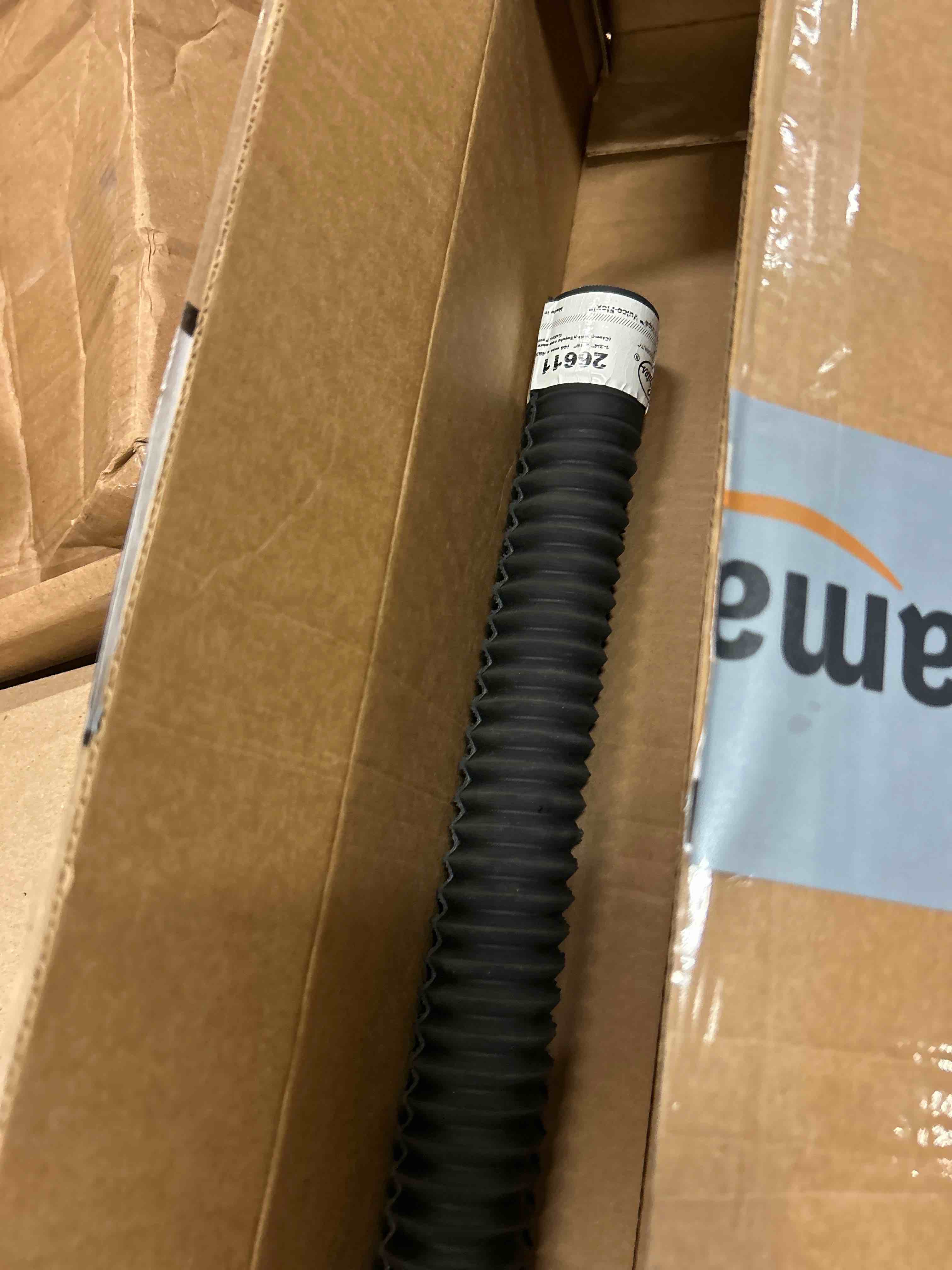 Condition photo showing New/Like New for gates 26611 gat: green stripe heavy-duty vulco-flex coolant hose 1 3/4" x 1 3/4" x 19"