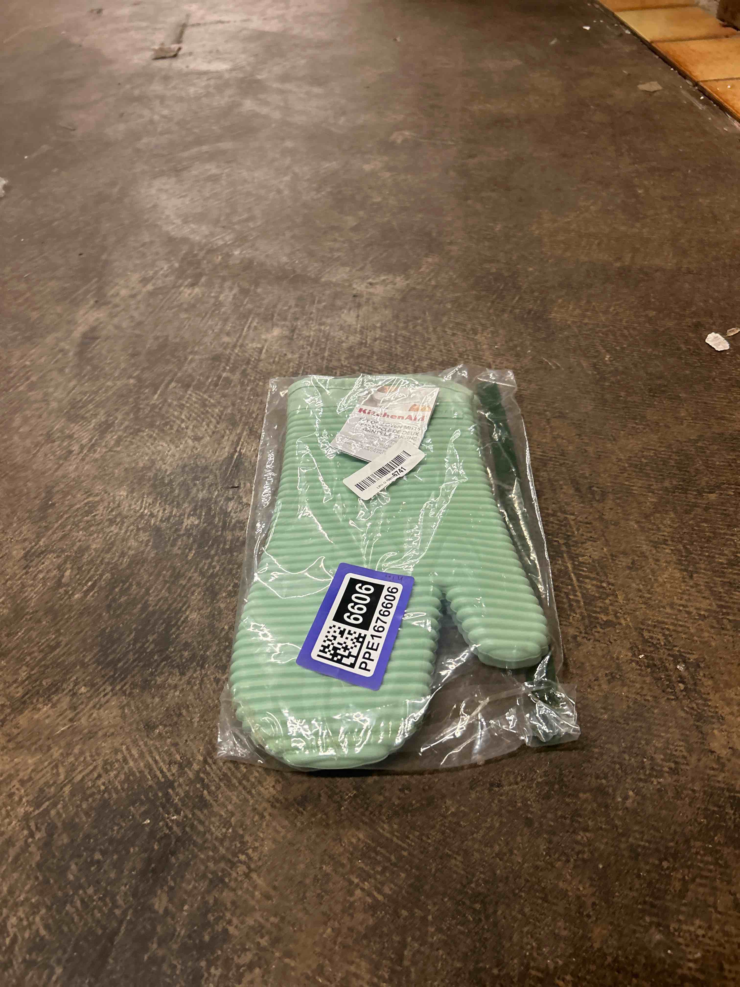 Condition photo showing New/Like New for kitchenaid ribbed soft silicone oven mitt 2-pack set, 7.5"x13", pistachio