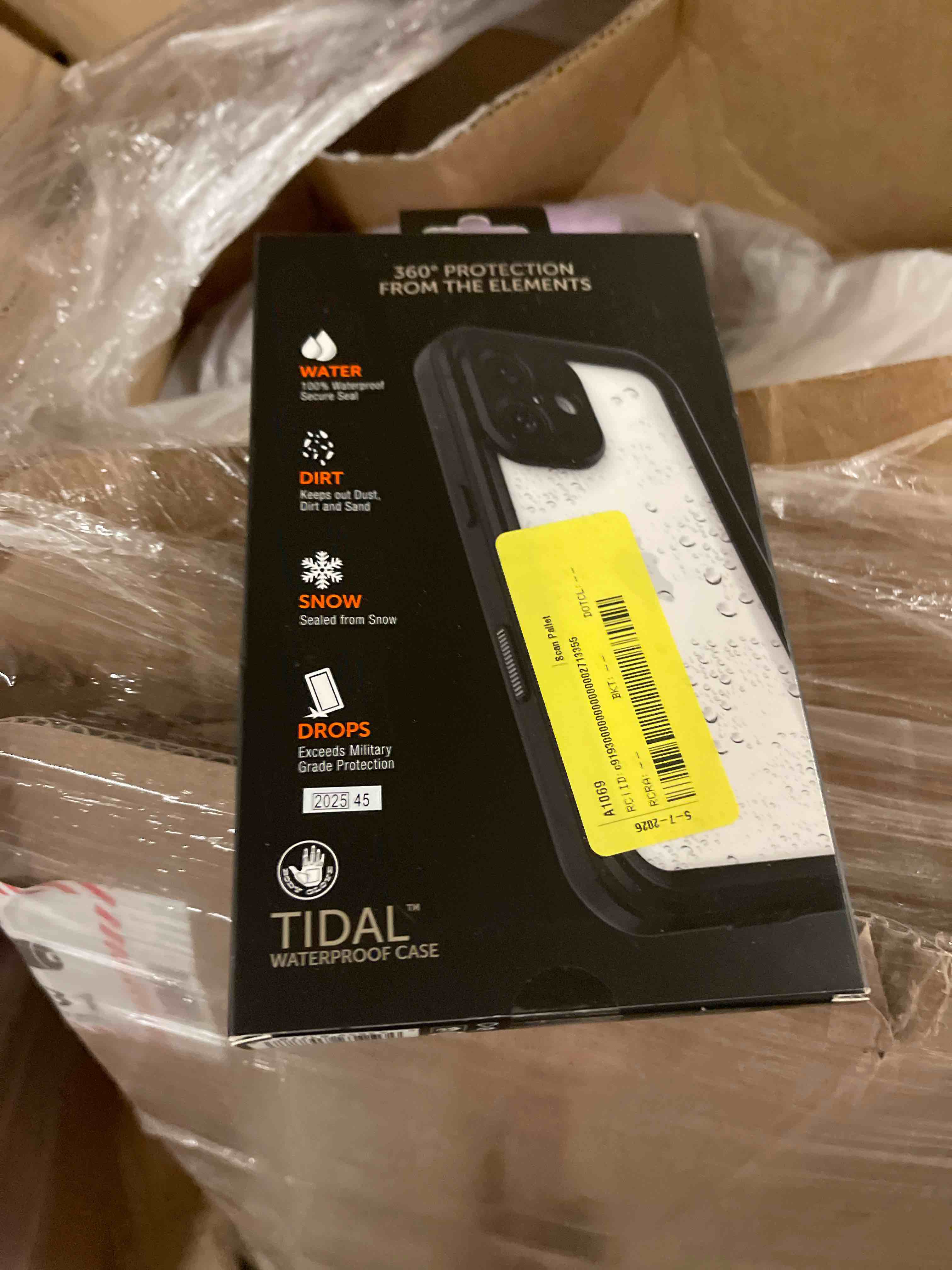 Condition photo showing New/Like New for body glove tidal waterproof phone case for iphone 17 - black/clear