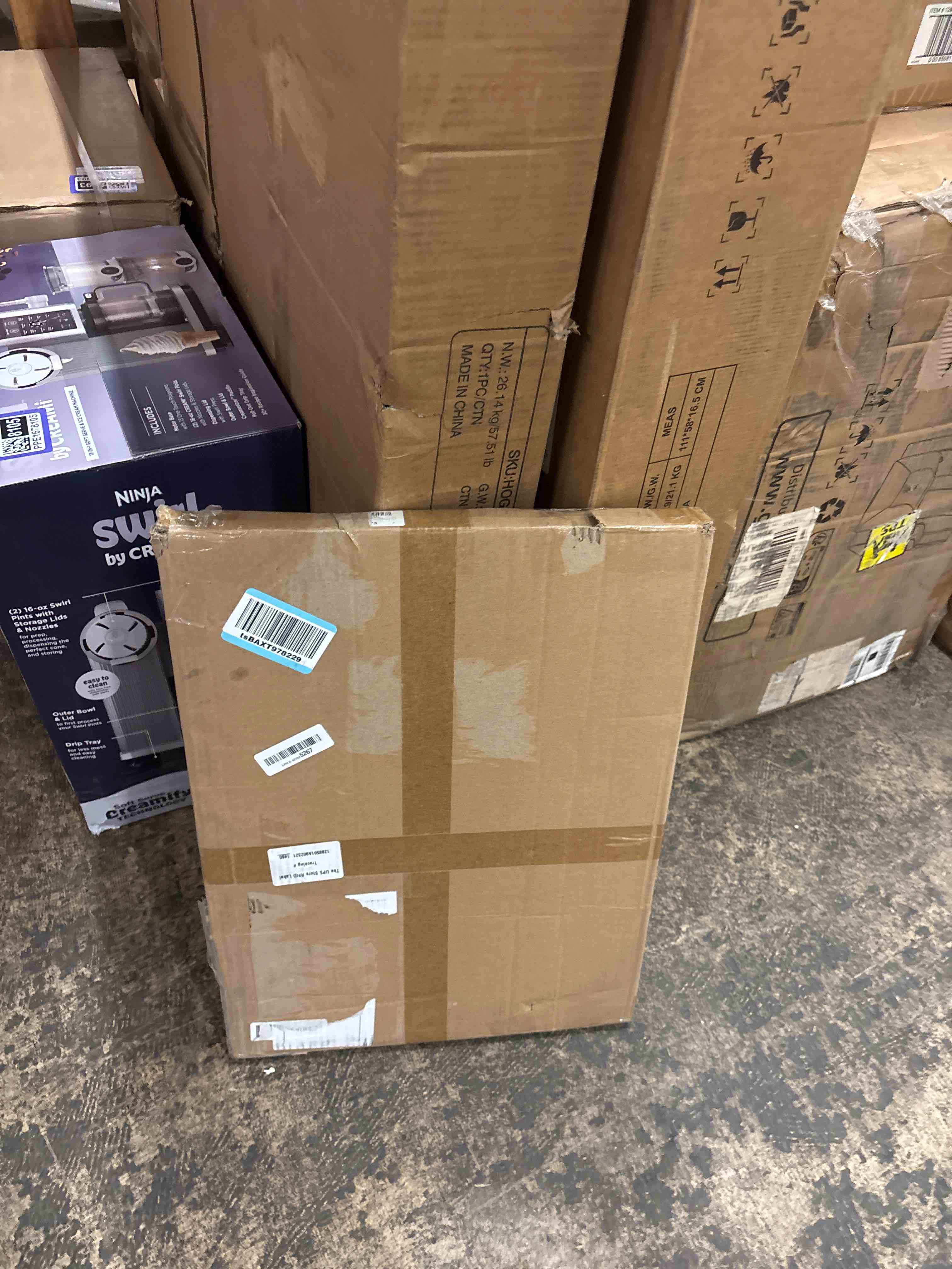 Condition photo showing New/Like New for Golden State Art,13x19 Ornate Picture Frame with White Mat for 11x17 Photo or Display 13x19 Print without Mat Color Black Gold (Plexiglass Front)