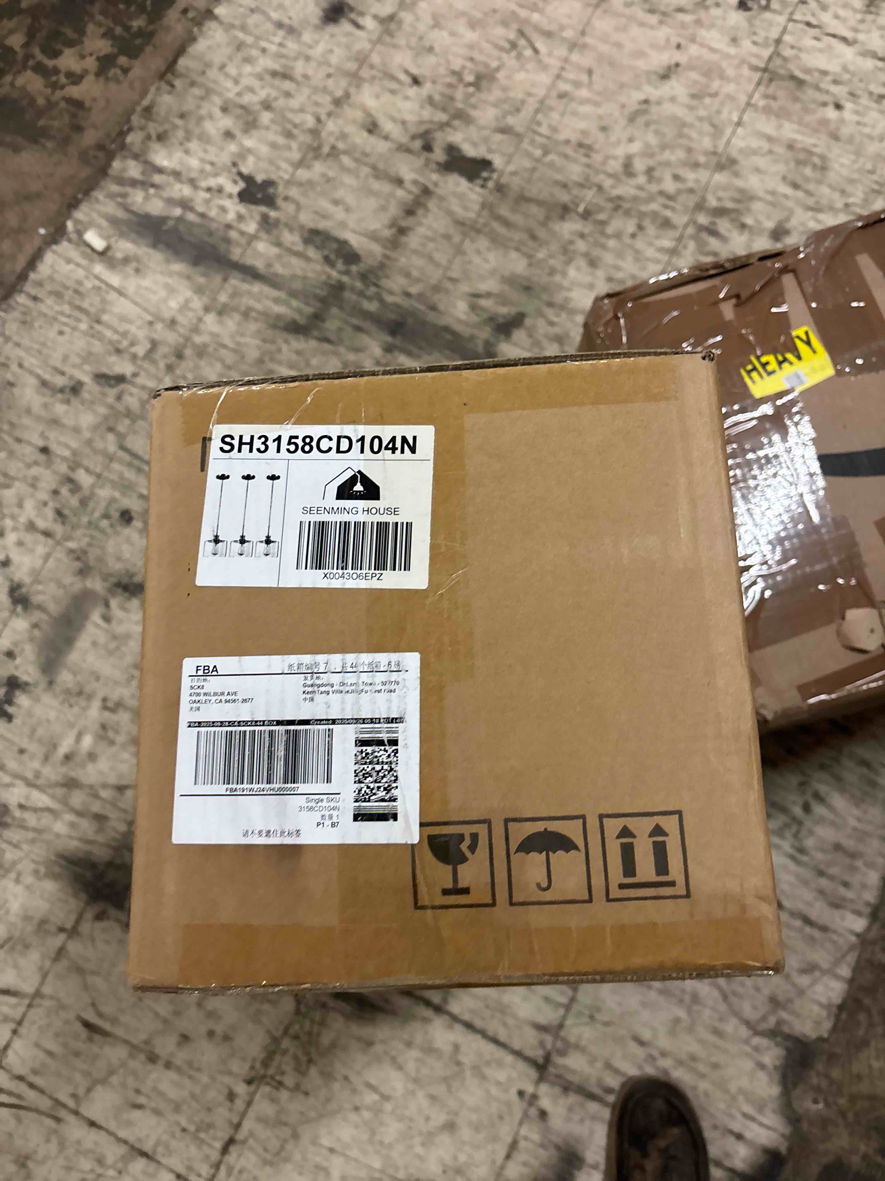 Condition photo showing New/Like New for 3 Pack 1 Light Modern Kitchen Island Pendant Light 7.3 Inch Clear Glass Black Finish Pendant Lamp,Farmhouse Hanging Light Fixture for Kitchen Island Dining Room Bedside 3 Pack 7.3" Clear Glass