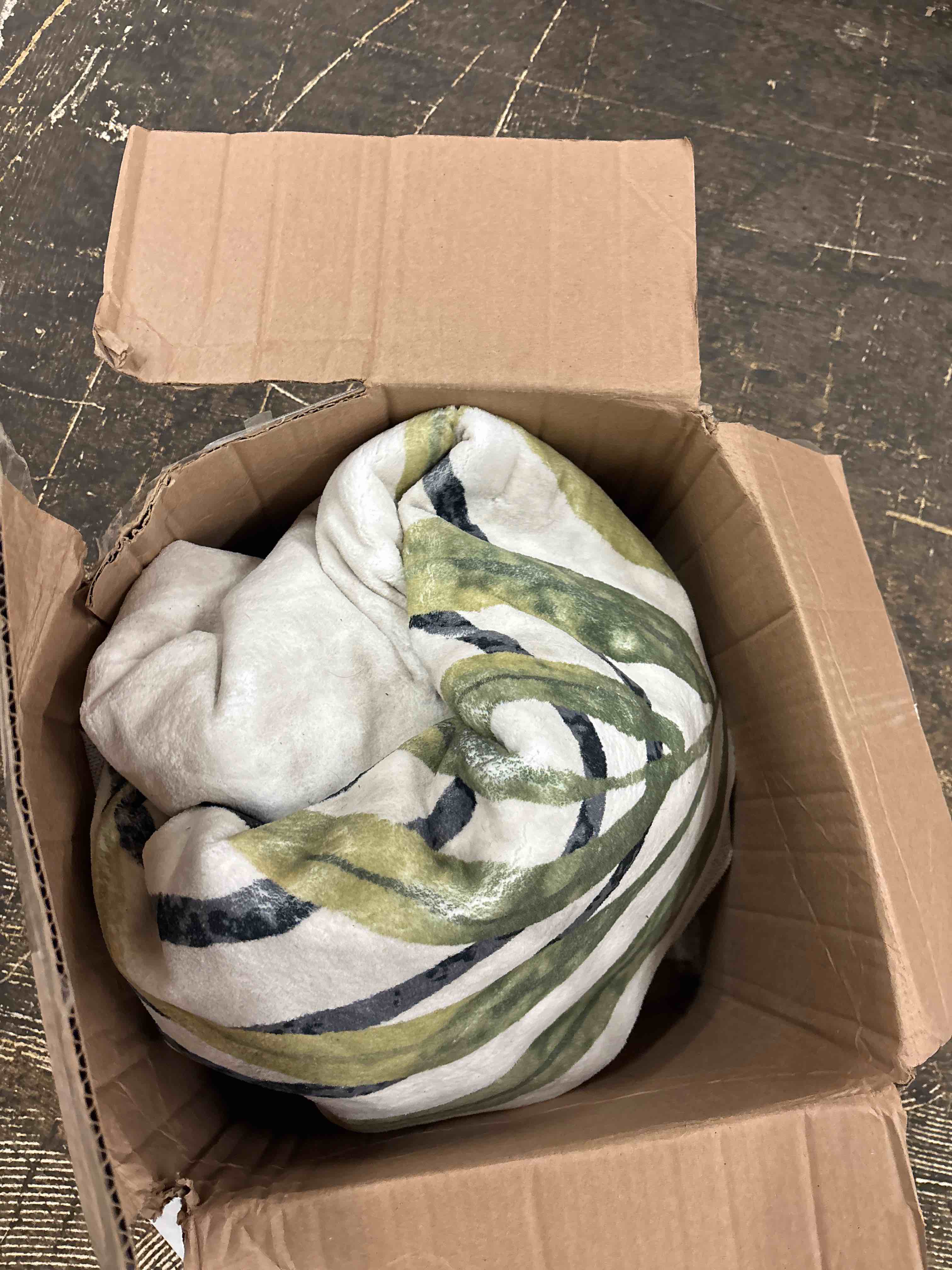 Condition photo showing New/Like New for RoomTalks Mid Century Modern Washable Rug Stain Resistant, Boho Cute Aesthetic 8x10 Area Rugs for Bedroom Dining Living Room Office, Green Abstract Tropical Leaves Indoor Rug Plant Botanical Carpet 8x10 Light Green