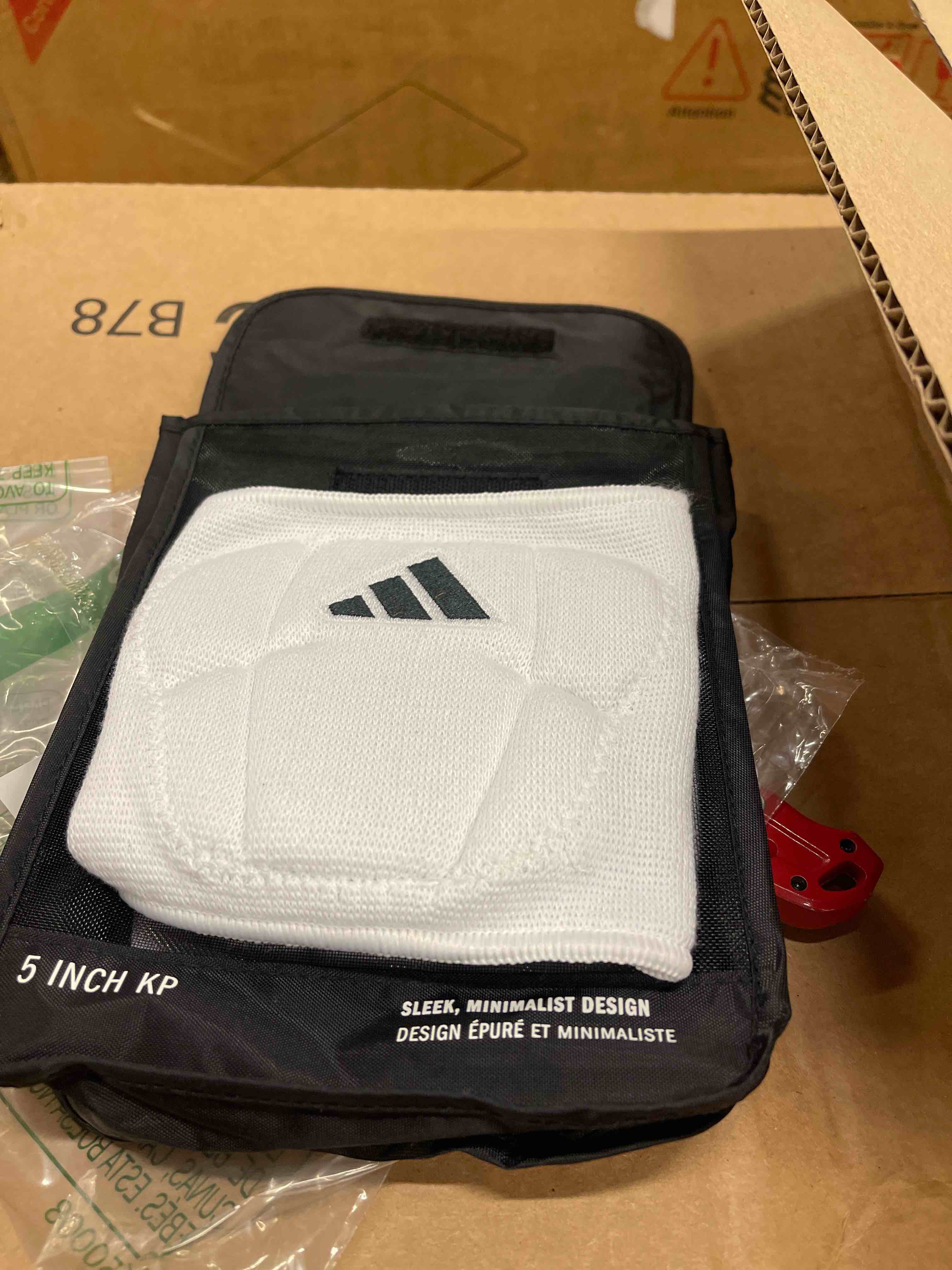Condition photo showing New/Like New for Adidas Unisex-Adult 5-Inch Volleyball Kneepads, White/Black, Medium