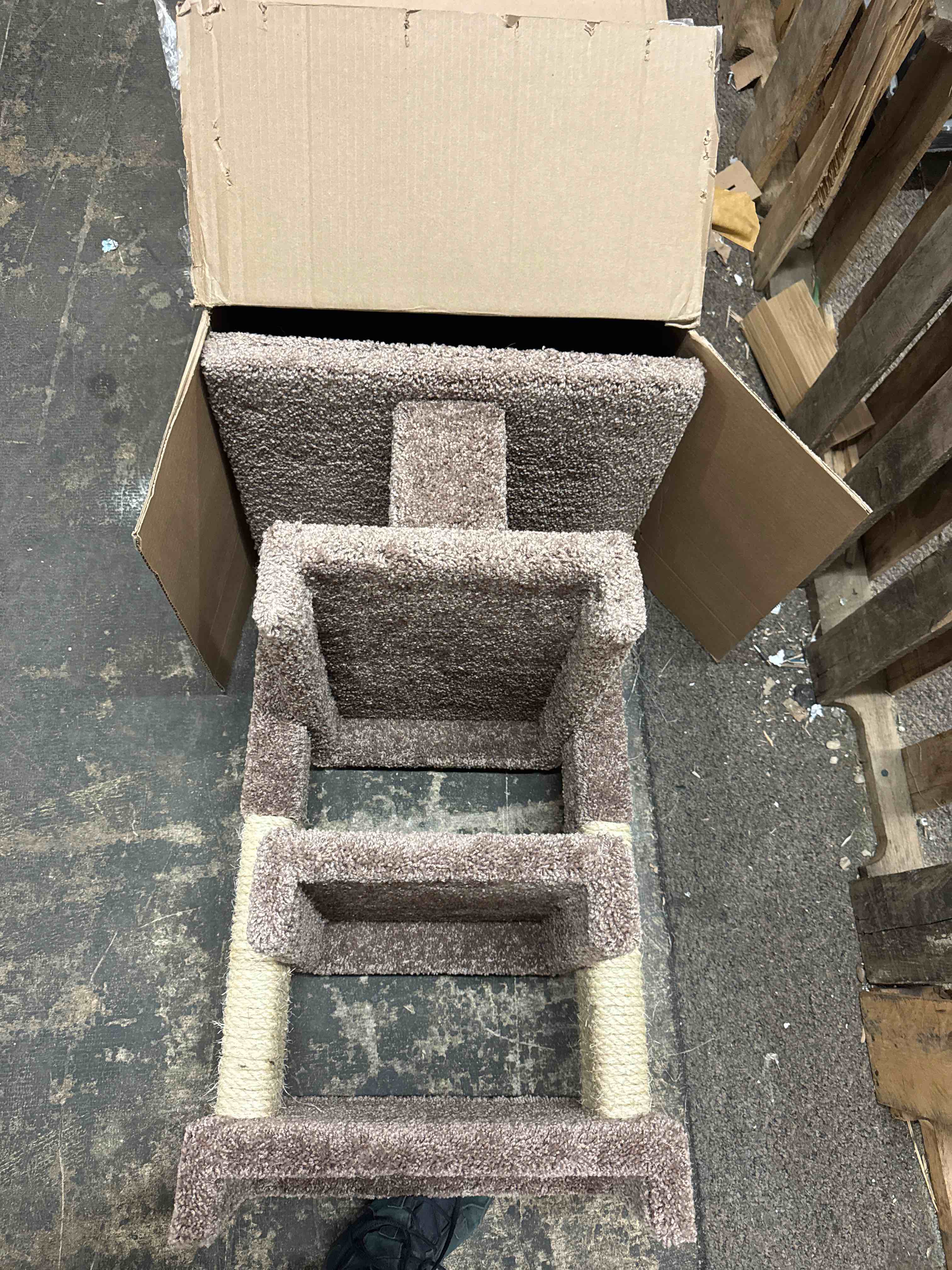 Condition photo showing New/Like New for new cat condos multi-level cat perch with scratching posts for large & multi-cat homes
