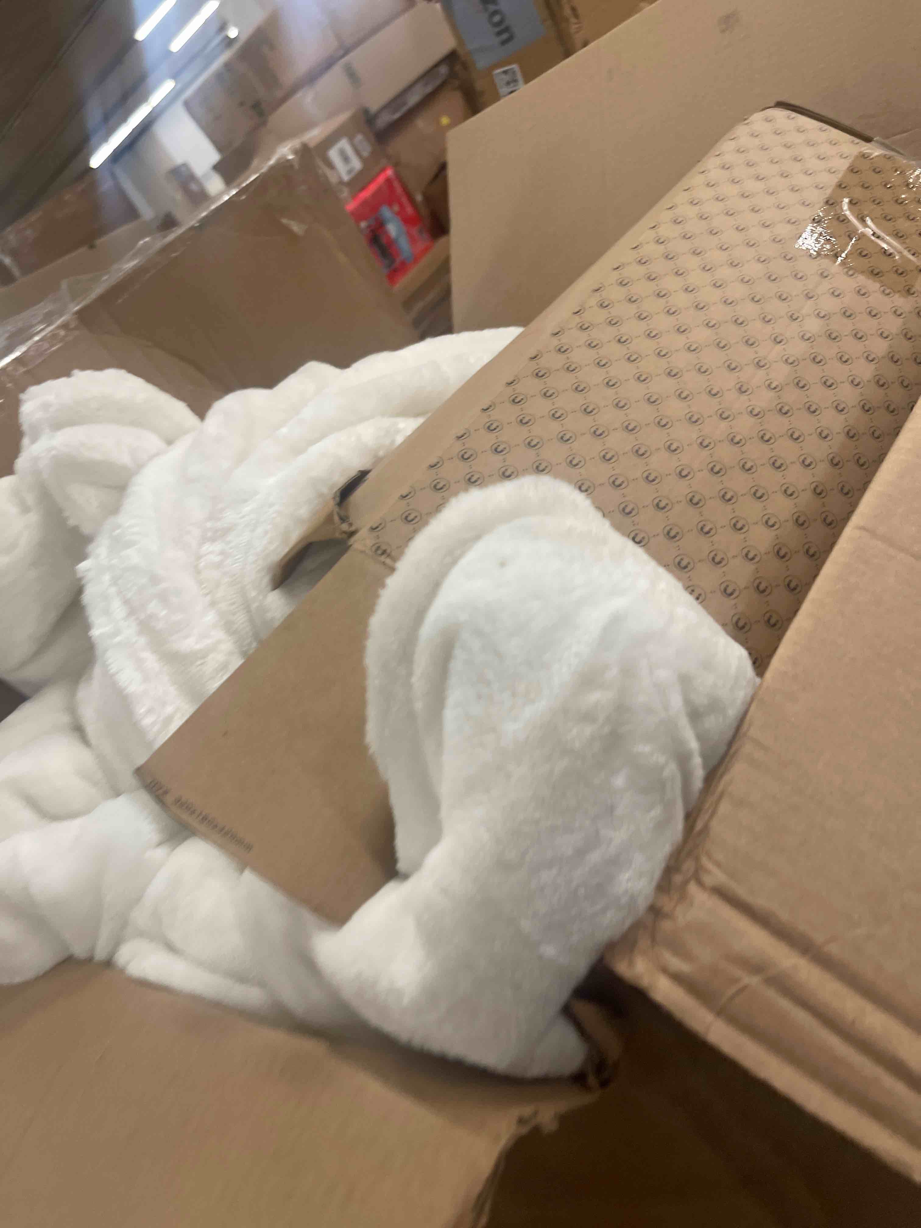 Condition photo showing New/Like New for bedsure sherpa blanket king size for bed - super soft, cozy fleece thick warm blanket for winter, gentlesoft home room decor, white, 108x90 inches
