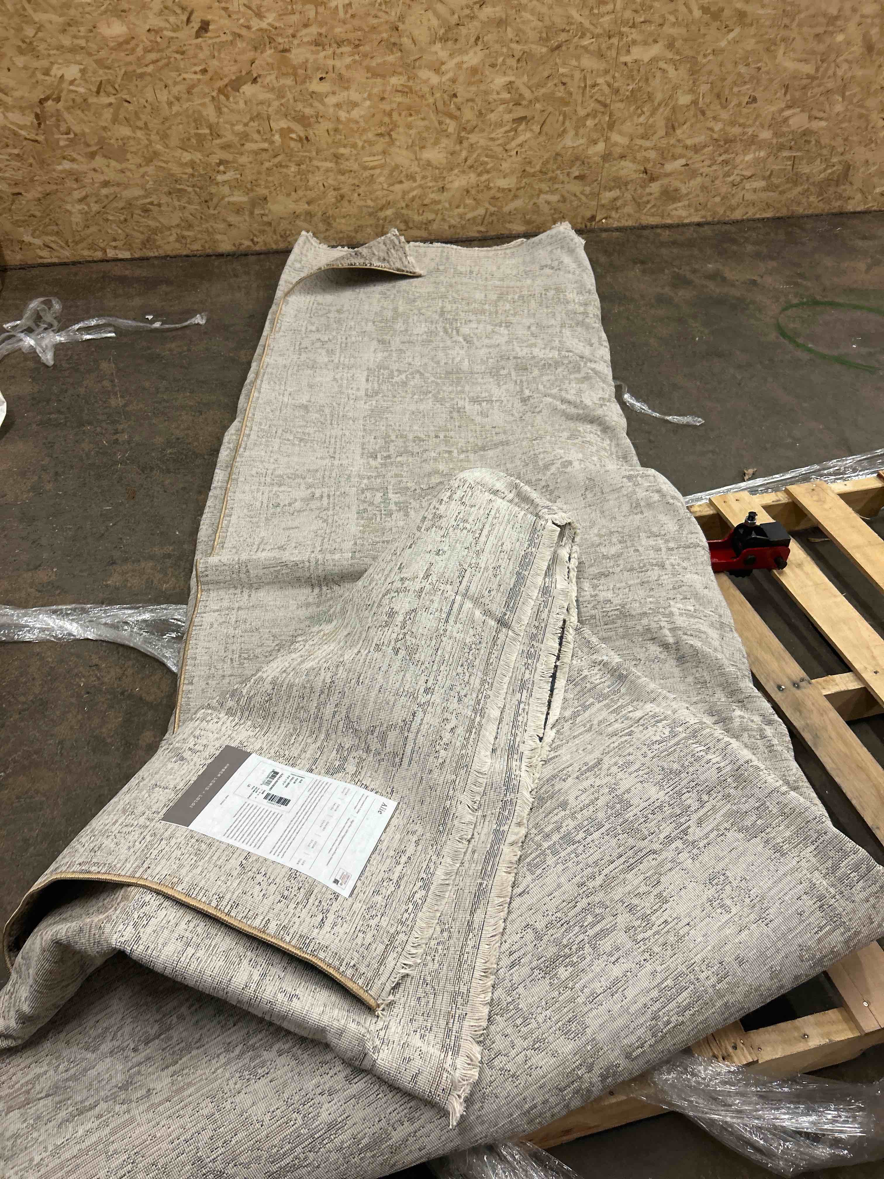 Condition photo showing New/Like New for loloi amber lewis alie collection ale-05 gold/beige 9'-6'' x 13'-1'', .13'' pile height, area rug