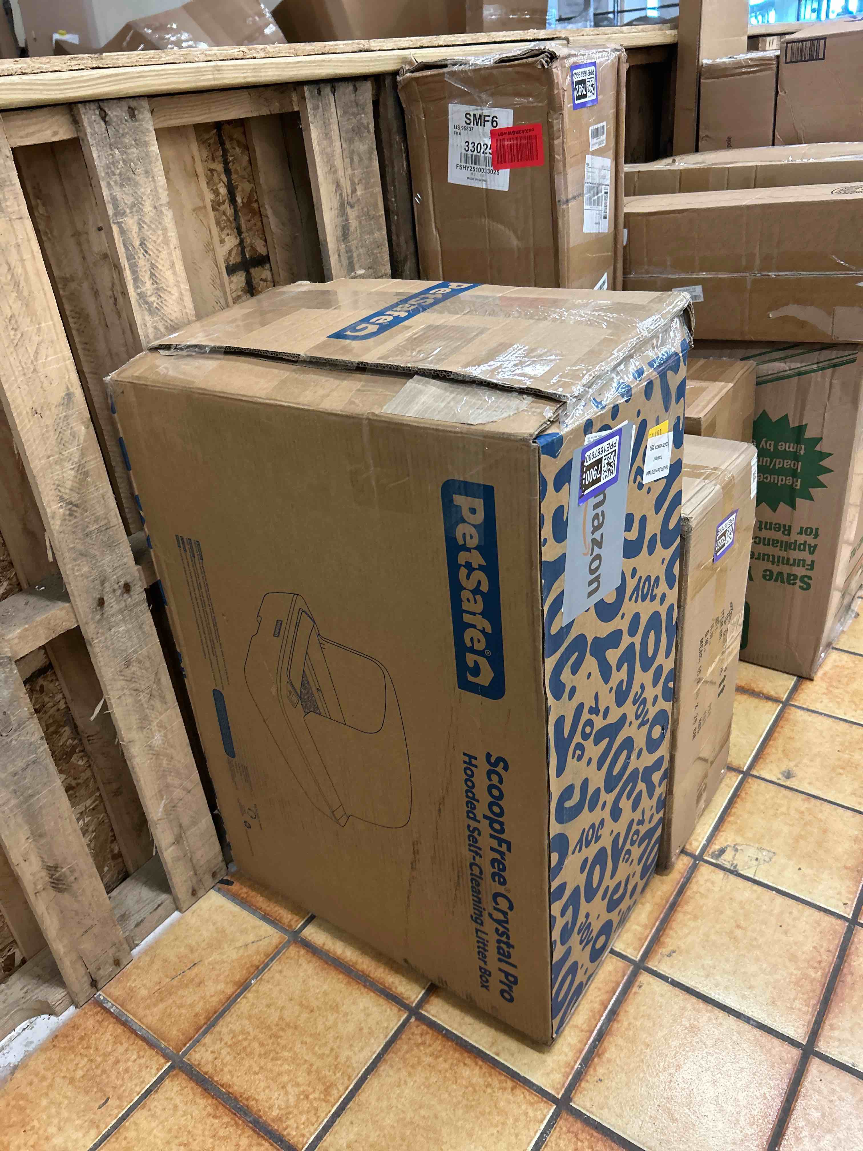 Condition photo showing New/Like New for petsafe scoopfree crystal pro self-cleaning cat litter box system - enclosed front-entry - advanced odor control - includes 1 disposable crystal litter tray - black (zal00-18159)