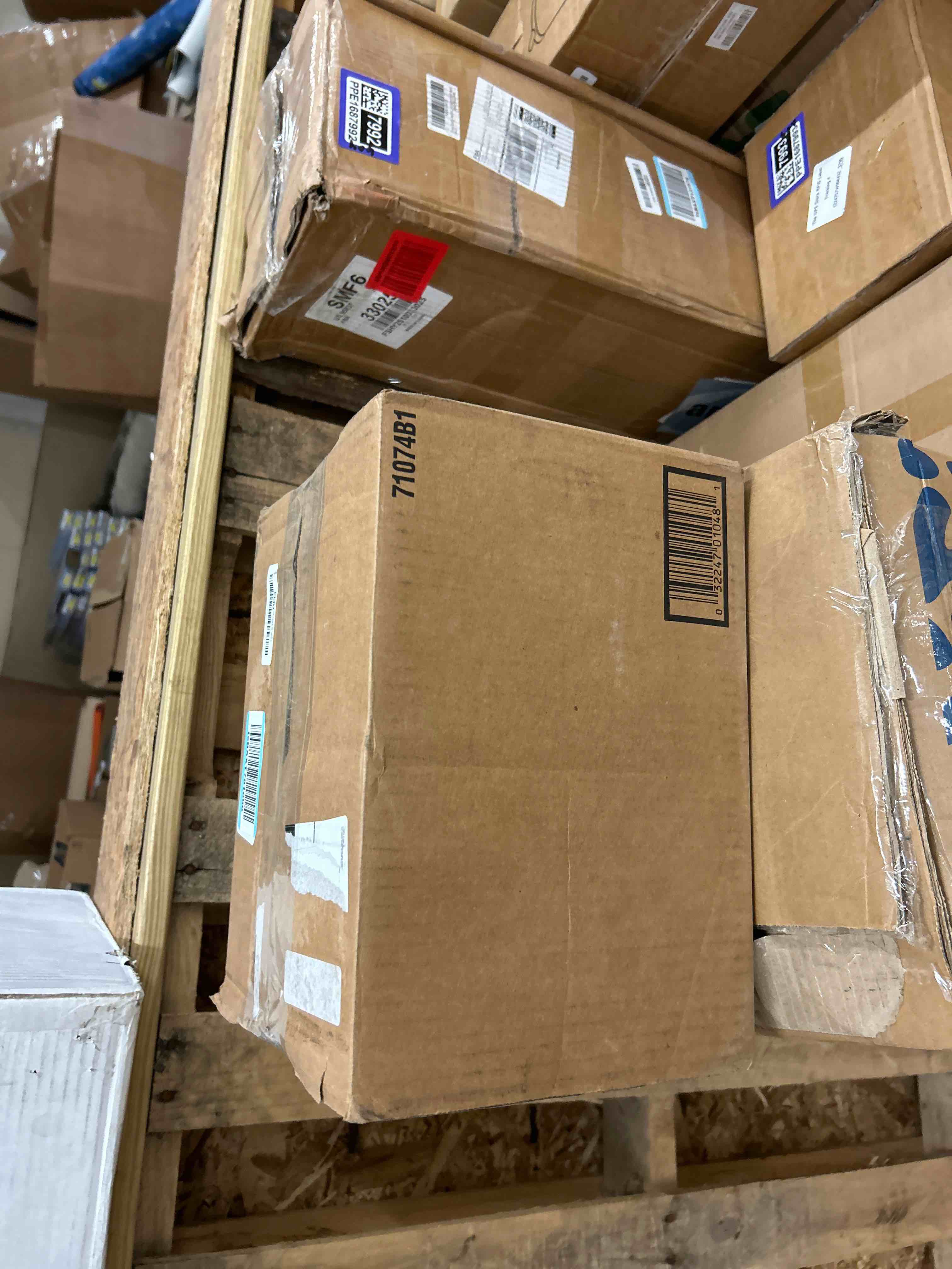 Condition photo showing New/Like New for whirl hand-powered spreader holds up to 1,500 sq.ft., handheld spreader for seed, fertilizer, salt and ice melt