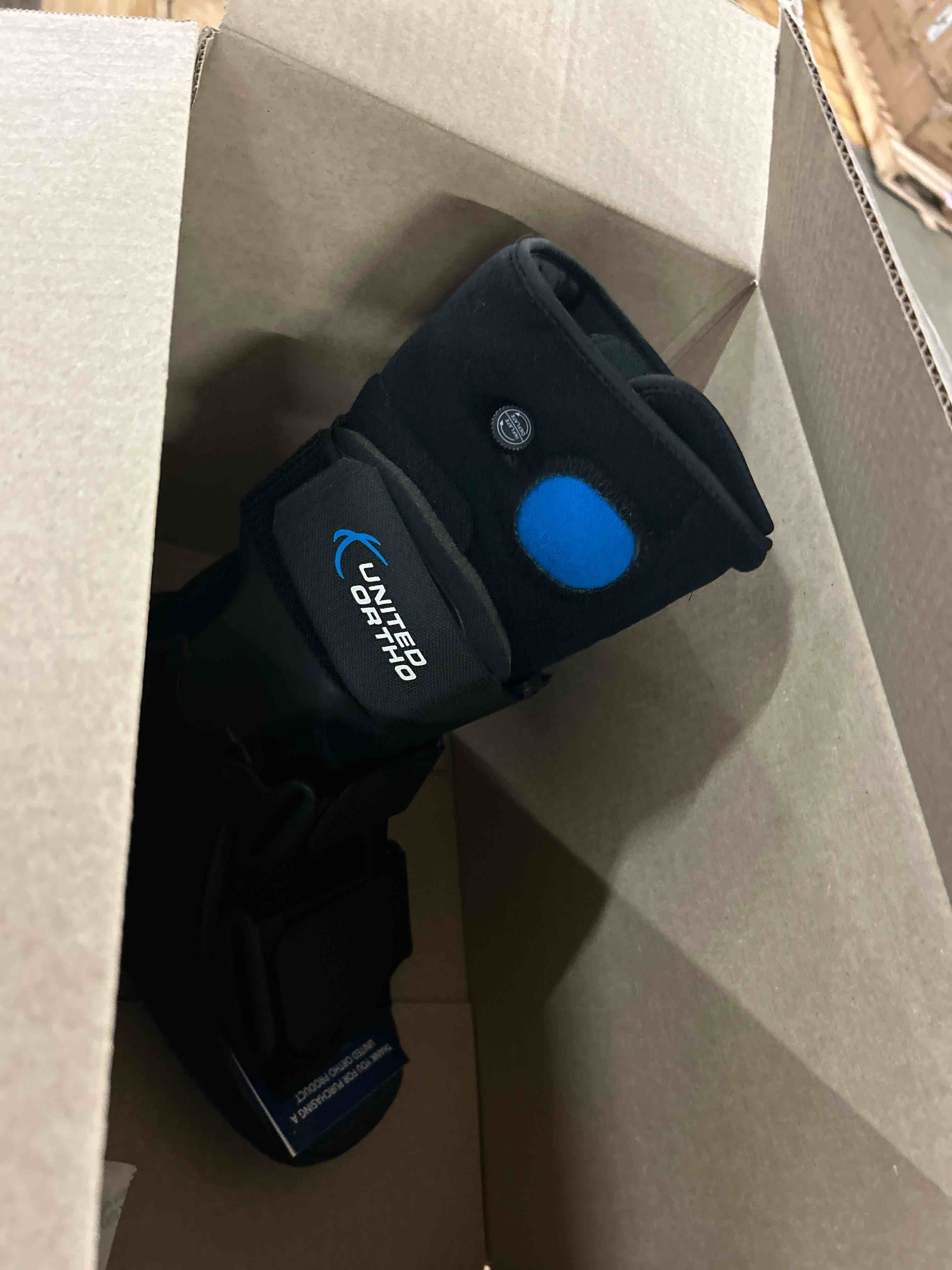 Condition photo showing New/Like New for united ortho usa14115 short air cam walker fracture boot, medium, black
