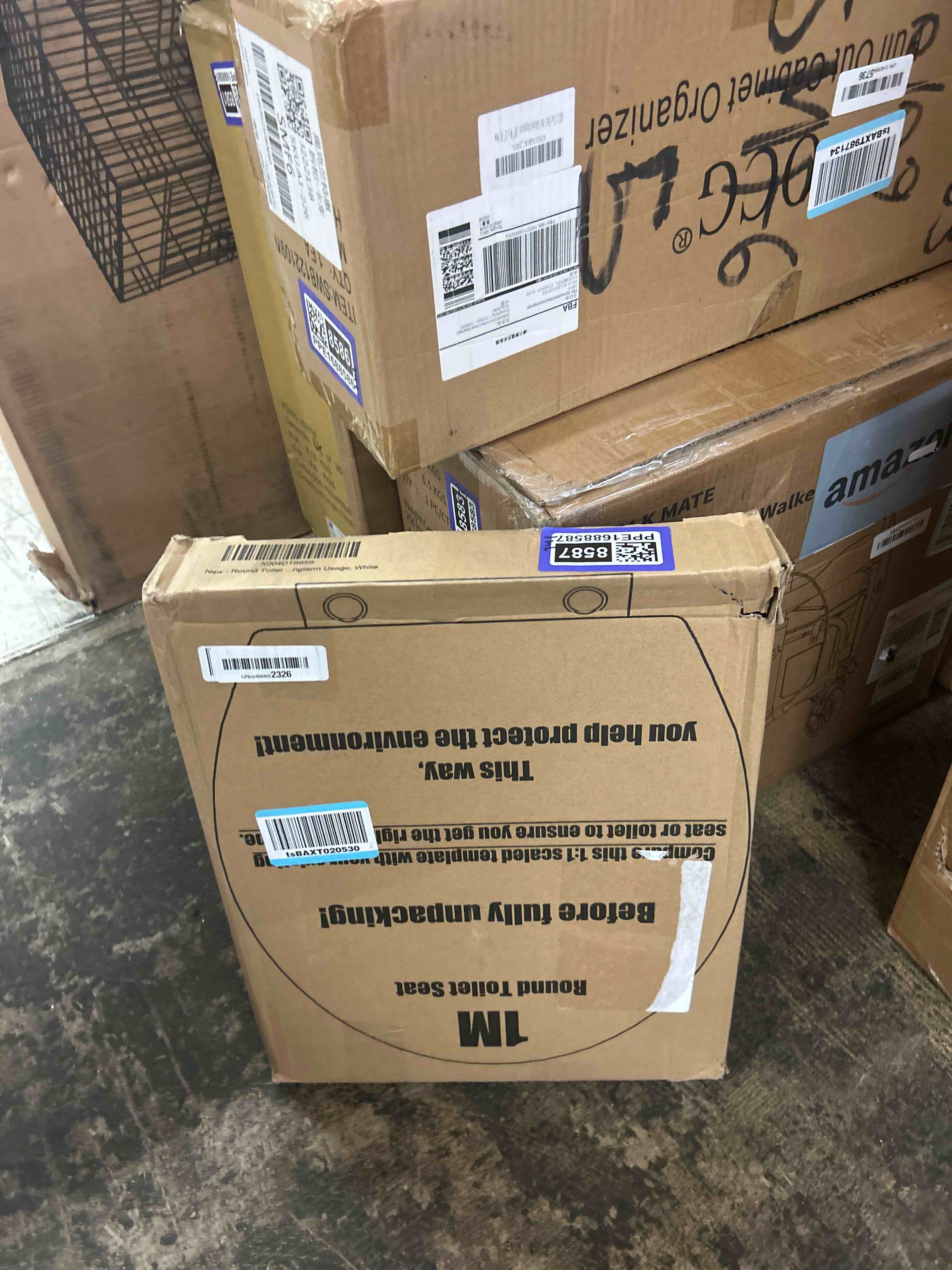 Condition photo showing New/Like New for 1m family toilet seat, patented slow close & quick releasing technology, anti-wiggling, easy to install and clean, standard round with toddler seat built in (1 piece)