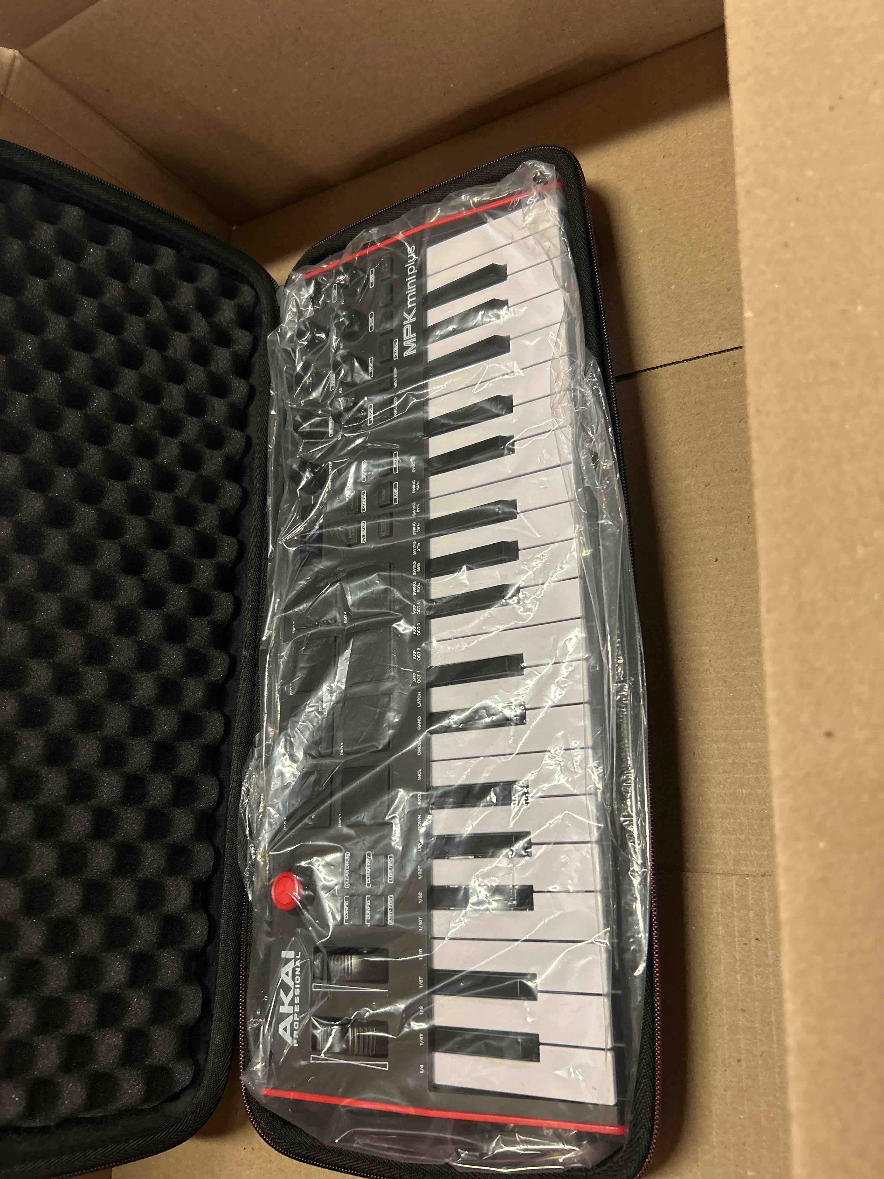 Condition photo showing New/Like New for hermitshell hard travel case for akai professional mpk mini mk3 25 key usb midi keyboard controller (black)