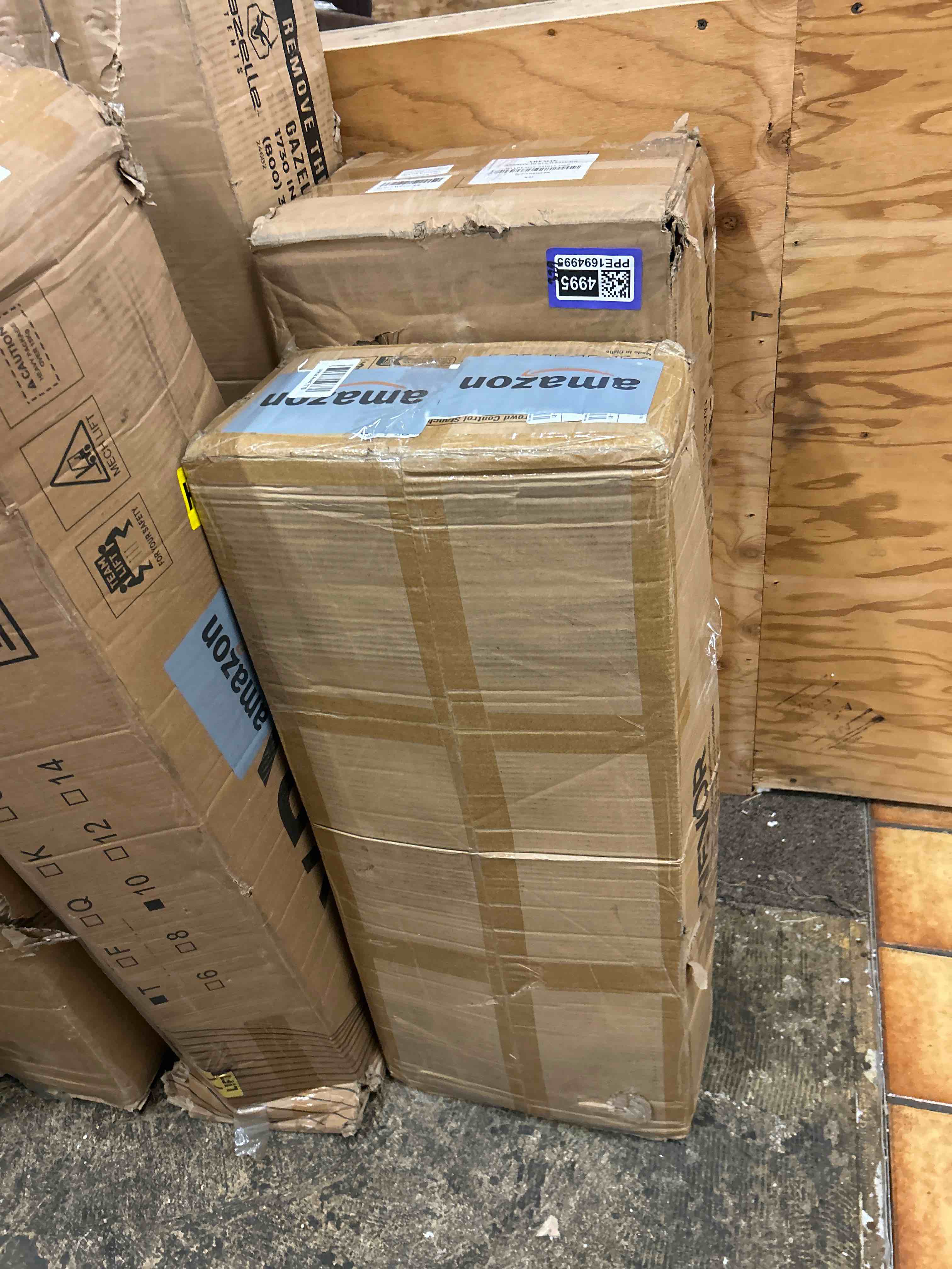 Condition photo showing New/Like New for VEVOR Crowd Control Stanchion Set, Stanchion Set with 6.6 ft/2 m Black Retractable Belt, Black Crowd Control Barrier w/Concrete and Solid Metal Base - Easy Connect Assembly (6)